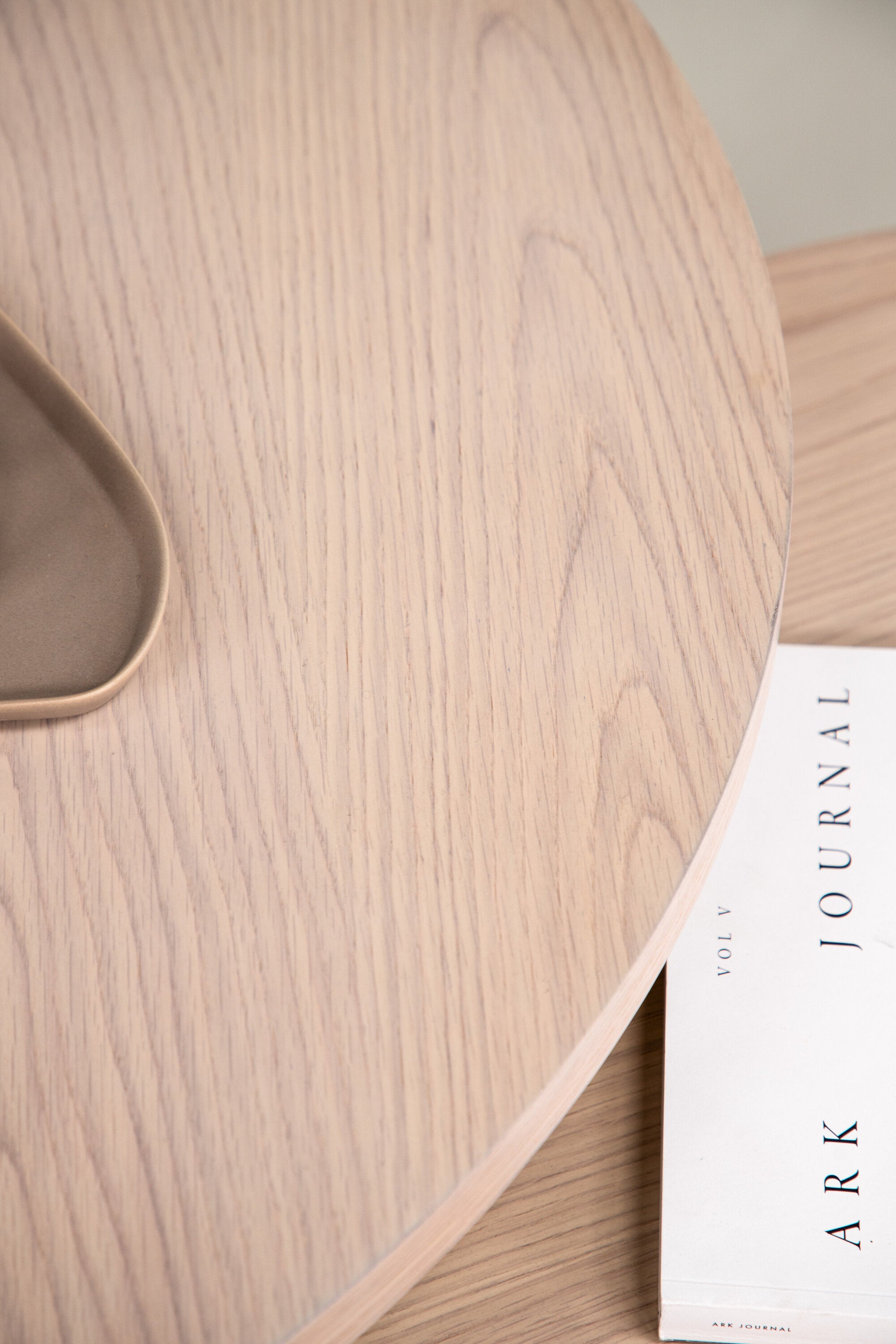 Saltö Coffee Tisch in Tünchen präsentiert im Onlineshop von KAQTU Design AG. Beistelltisch ist von Venture Home