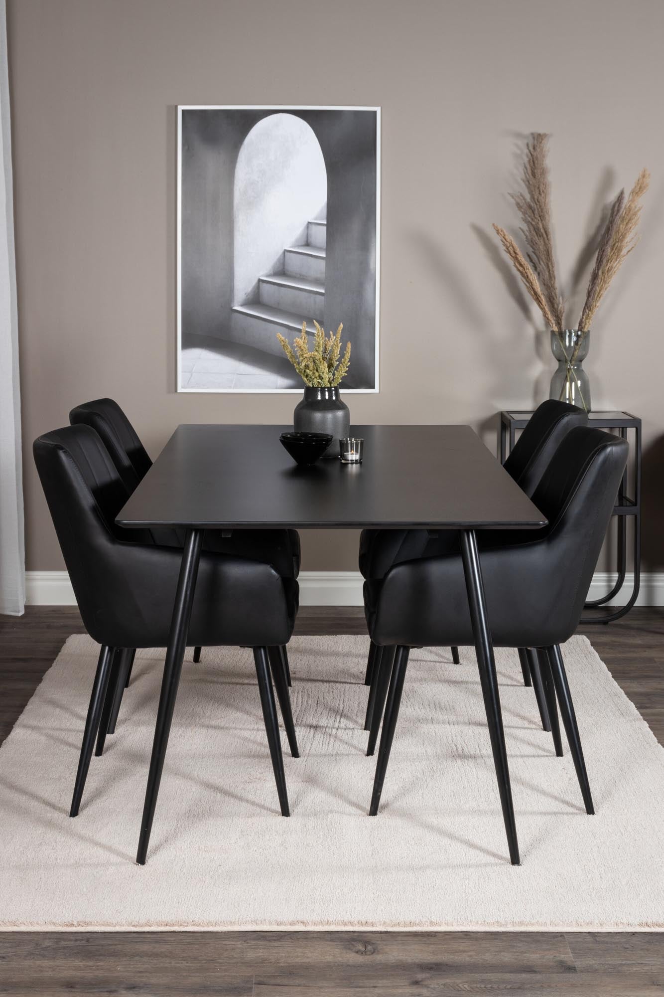 Esszimmer Set Silar mit Stuhl Comfort in Schwarz Schwarz präsentiert im Onlineshop von KAQTU Design AG. Esszimmerset ist von Venture Home