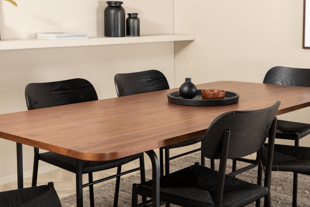 Esszimmer Set Uno mit Stuhl Polly: rechteckiger Tisch mit Walnuss-Furnierplatte und schwarzem Metallgestell, sechs Stühle mit schwarzem Seilsitz.
