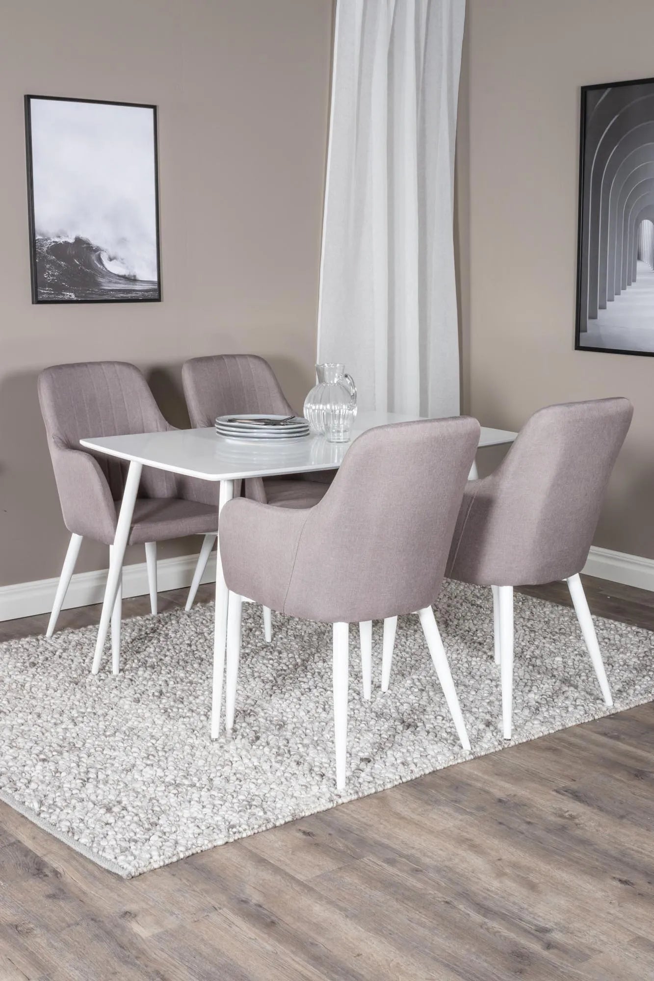 Elegantes Esszimmer Set Polar mit komfortablen Stühlen von Venture Home.