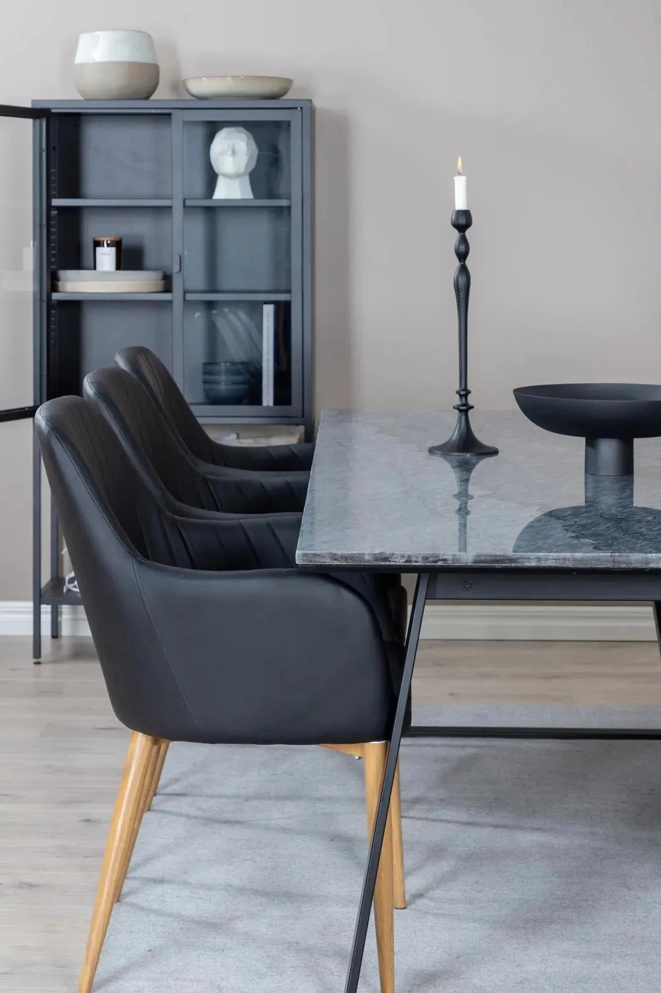Modernes Esszimmer Set Estelle mit stilvollen Comfort-Stühlen.