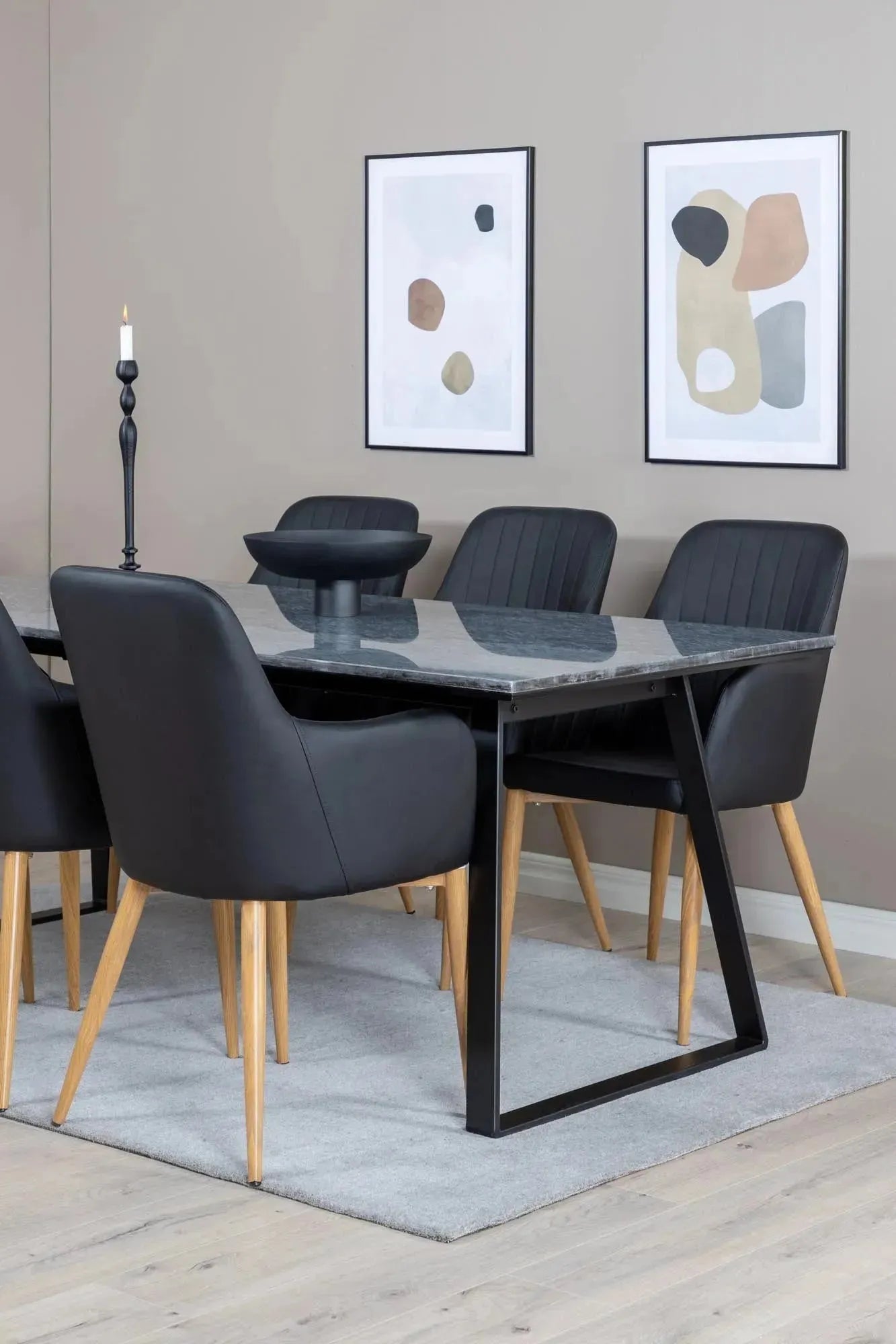 Elegantes Esszimmer Set Estelle mit bequemen Stühlen von Venture Home.