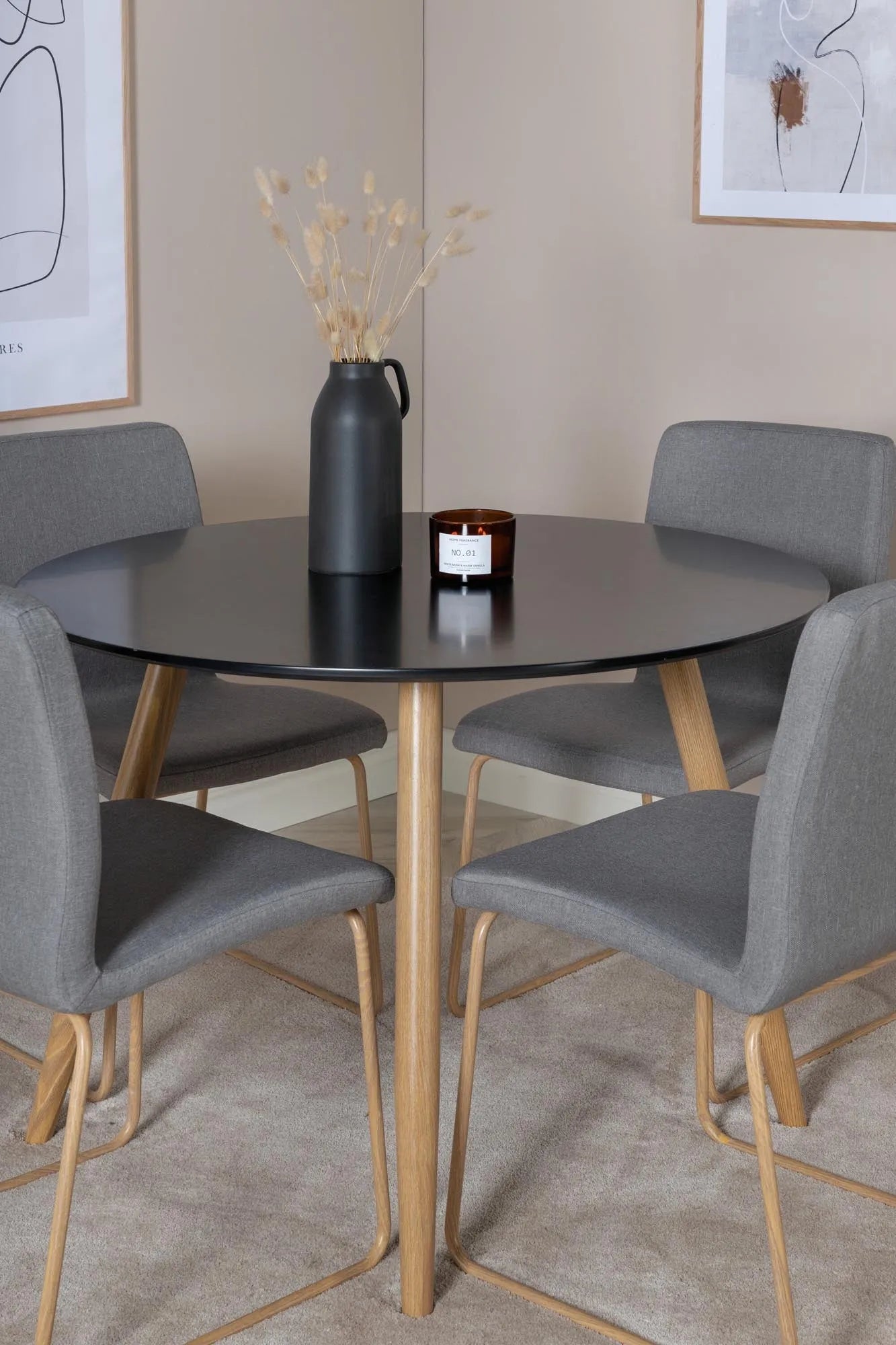Stilvolles Esszimmer Set Plaza mit Mace Stühlen von Venture Home.