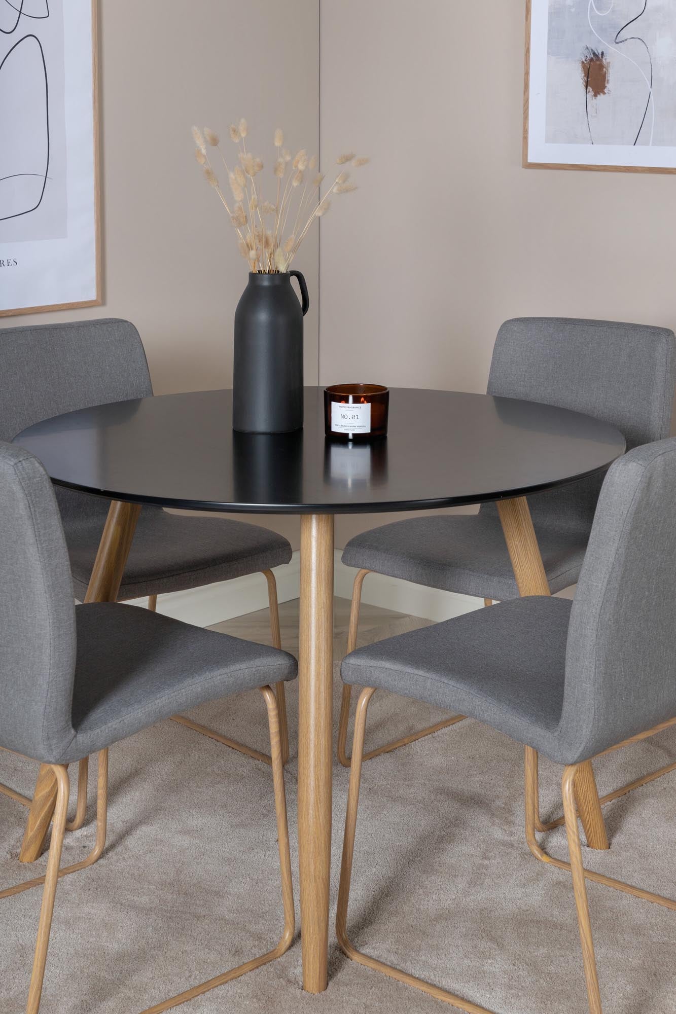 Stilvolles Esszimmer Set Plaza mit Mace Stühlen von Venture Home.