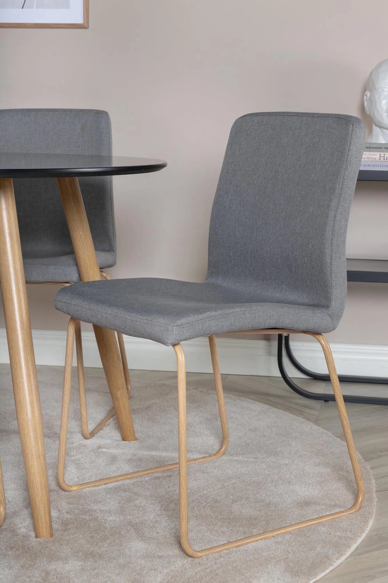 Modernes Esszimmer Set Plaza mit Mace Stühlen von Venture Home.