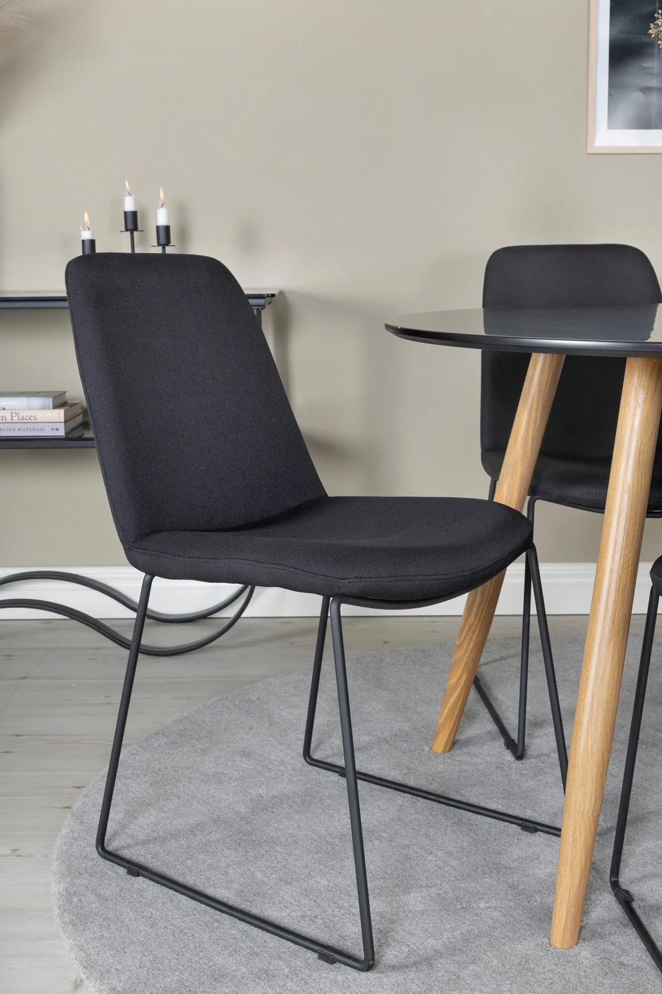 Esszimmer Set Plaza mit komfortablen Muce-Stühlen von Venture Home.