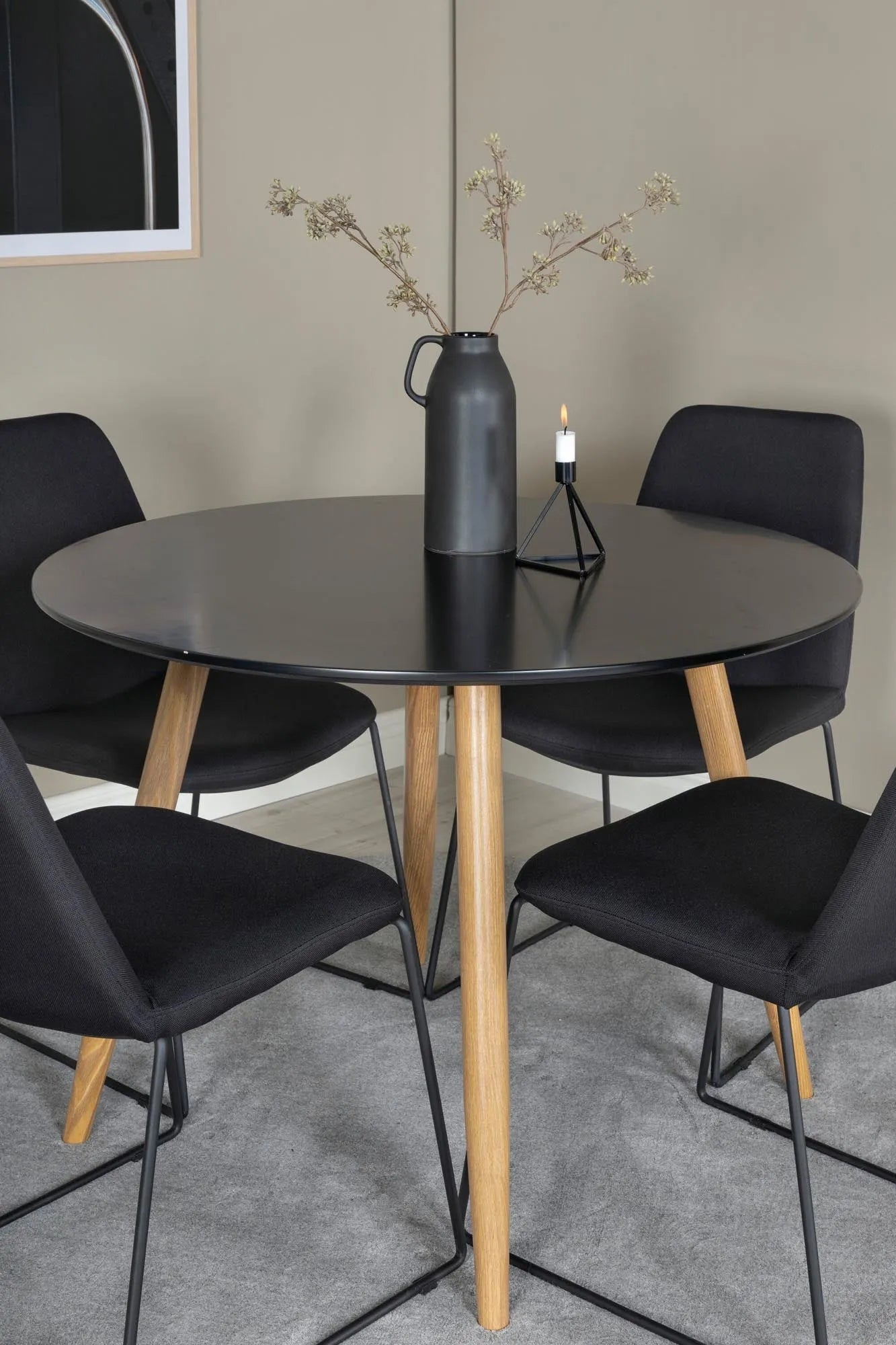 Modernes Esszimmer Set Plaza mit edlen Muce-Stühlen von Venture Home.