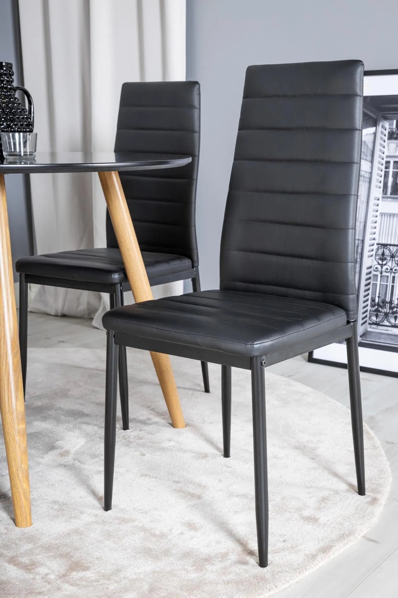 Stilvolles Esszimmer Set Plaza mit eleganten Slim Stühlen von Venture Home.