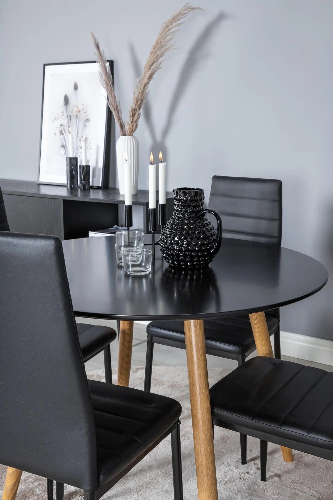 Modernes Esszimmer Set Plaza mit schlanken Stühlen von Venture Home.