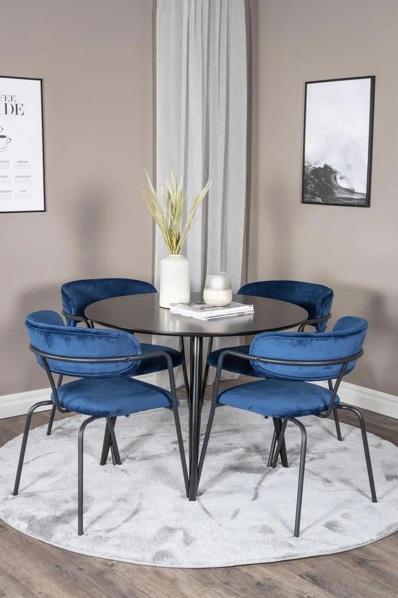 Esszimmer Set Plaza mit stilvollen Arrow Stühlen von Venture Home.
