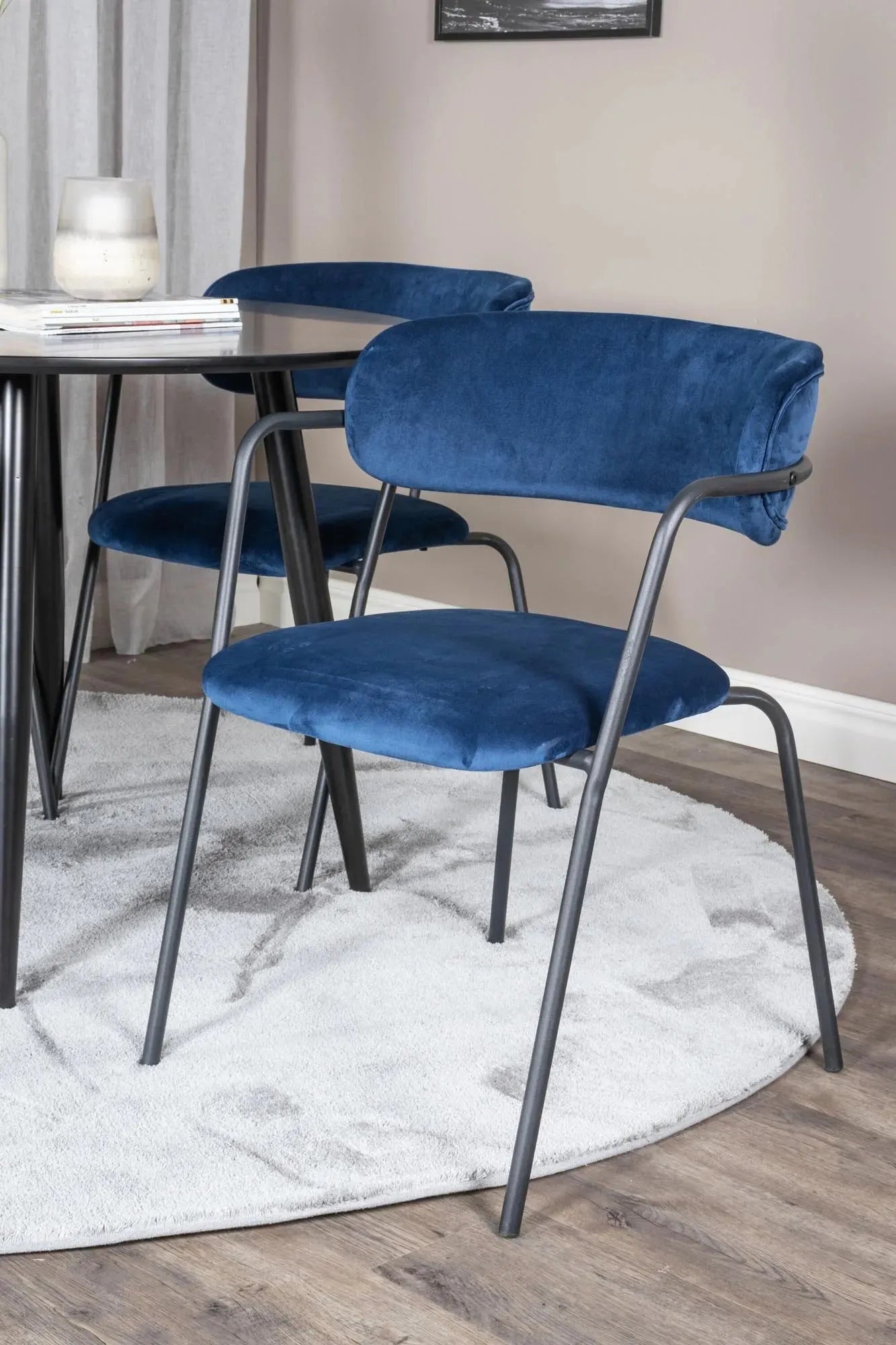 Elegantes Esszimmer Set Plaza mit Designerstühlen Arrow von Venture.