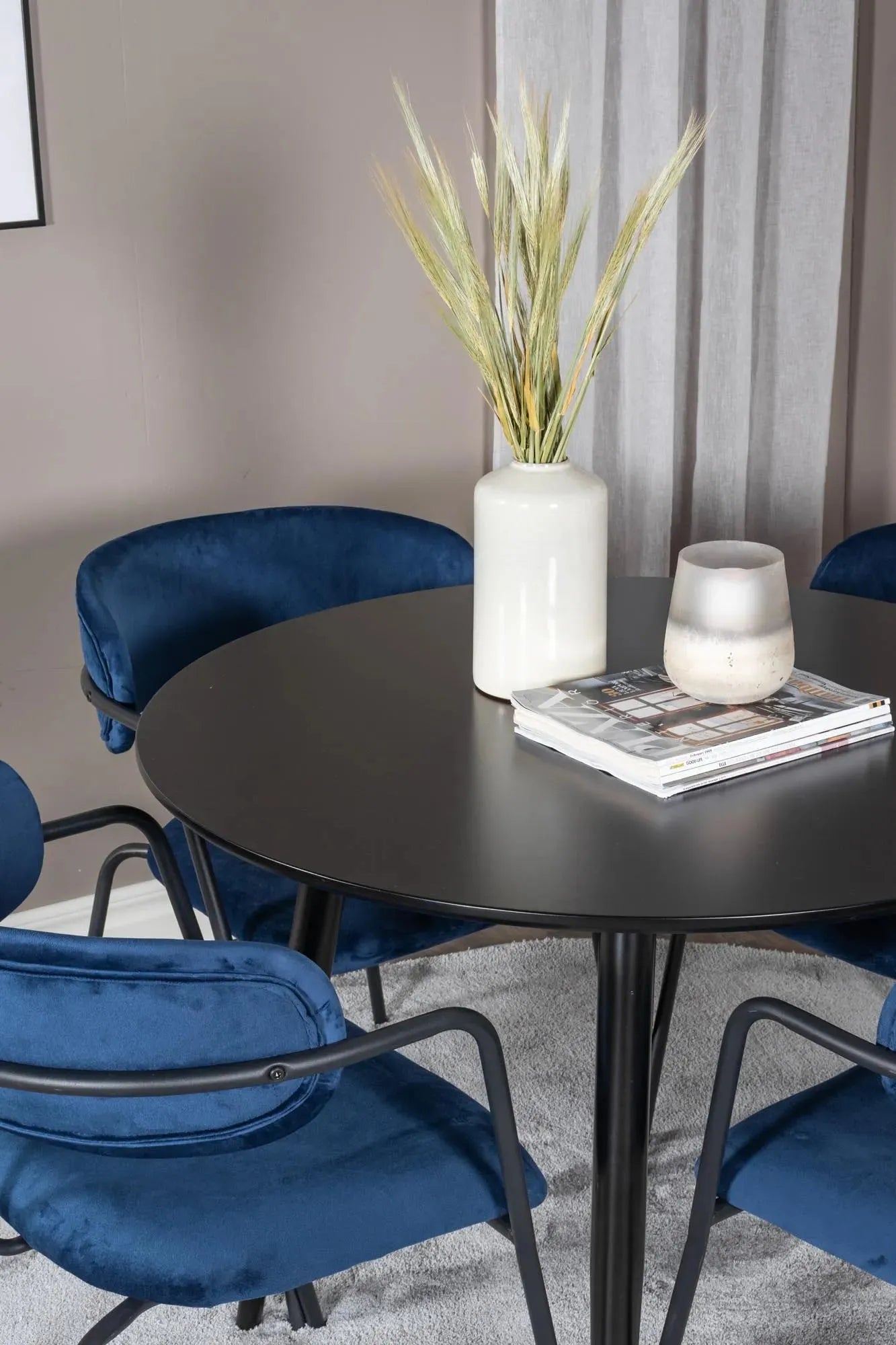 Modernes Esszimmer Set Plaza mit komfortablen Arrow Stühlen.