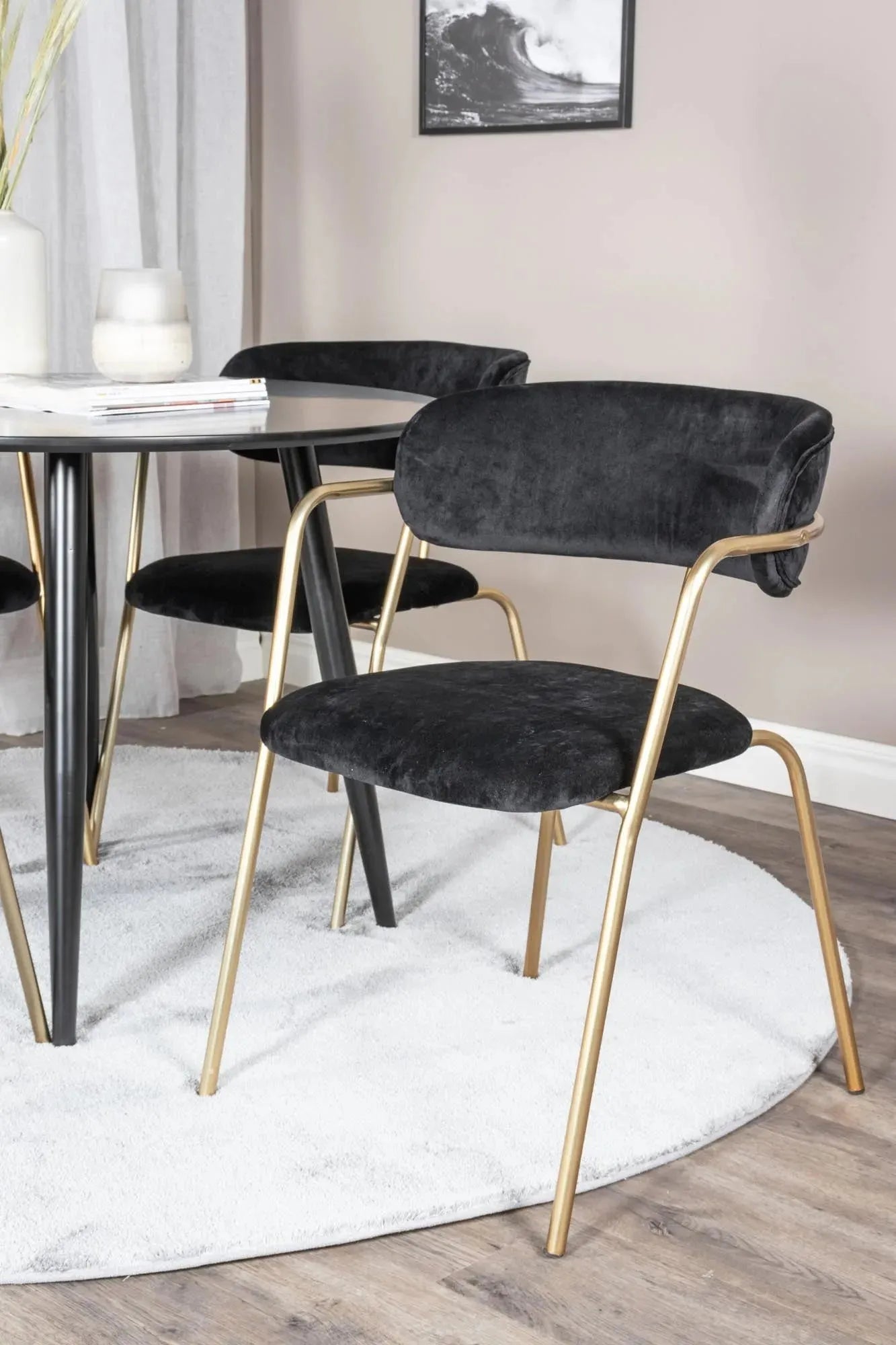 Esszimmer Set Plaza mit Arrow Stühlen von Venture Home, modern & chic.