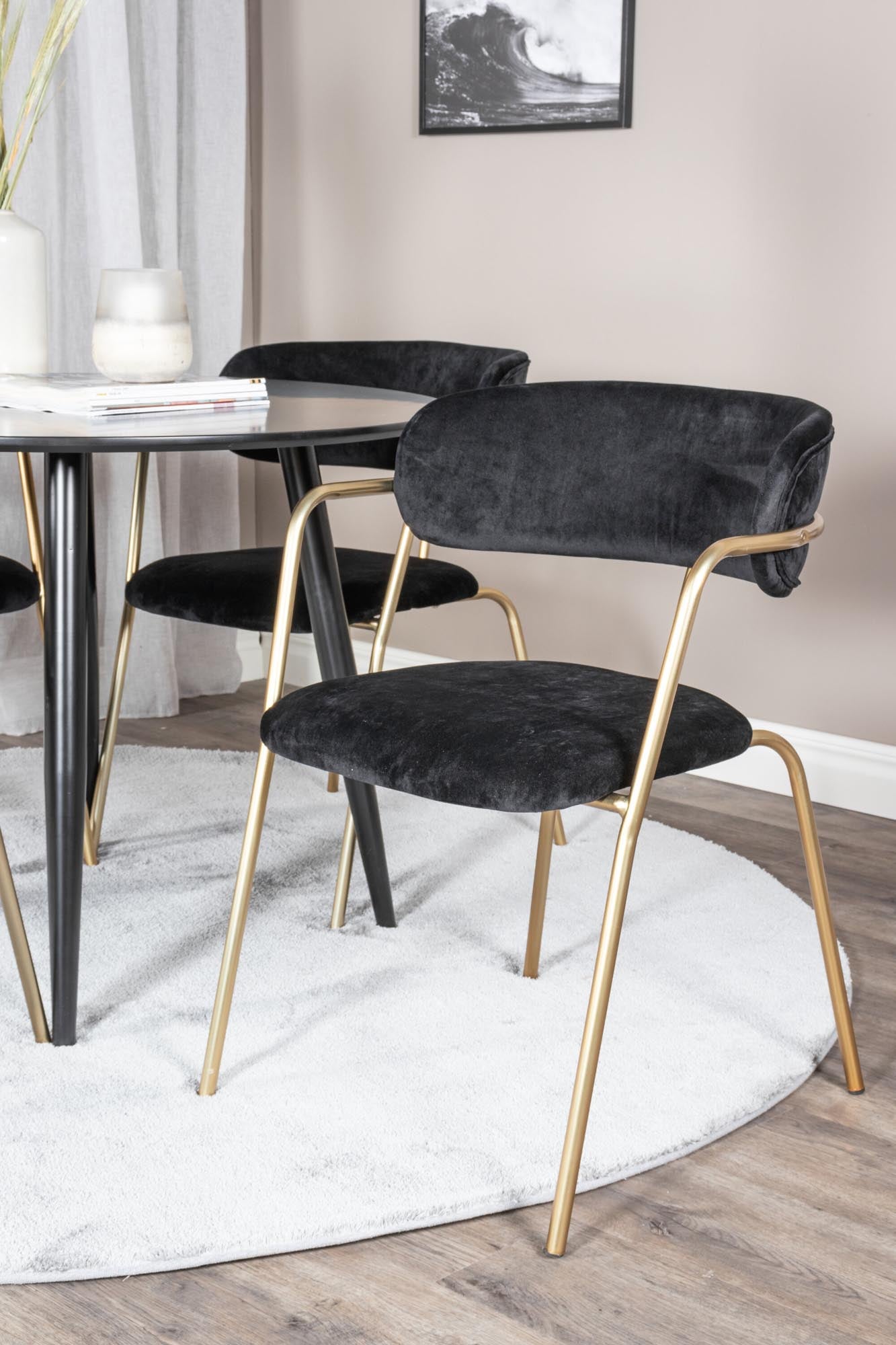 Esszimmer Set Plaza mit Stuhl Arrow in Schwarz/Schwarz/Gold präsentiert im Onlineshop von KAQTU Design AG. Esszimmerset ist von Venture Home