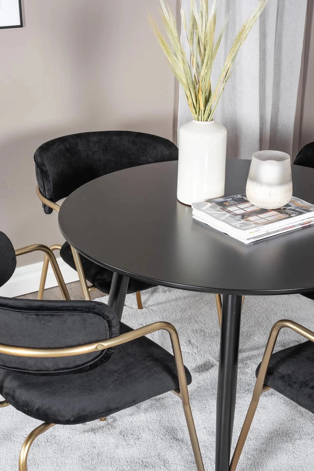 Stilvolles Esszimmer Set Plaza mit eleganten Arrow Stühlen von Venture.