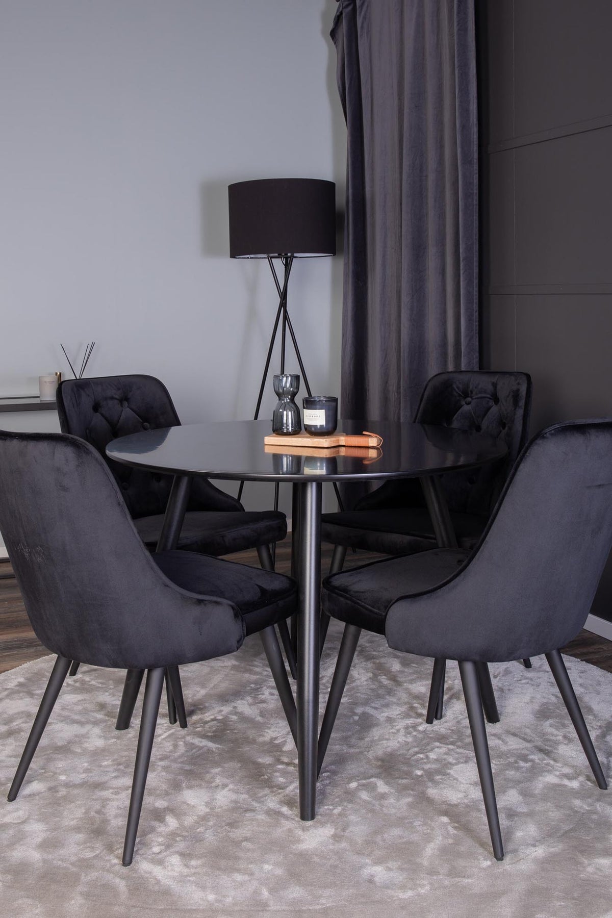 Esszimmer Set Plaza von Venture Home: Esstisch mit MDF-Platte und Stahlgestell in Grau schwarz, dazu vier gepolsterte Velvet Deluxe Stühle.