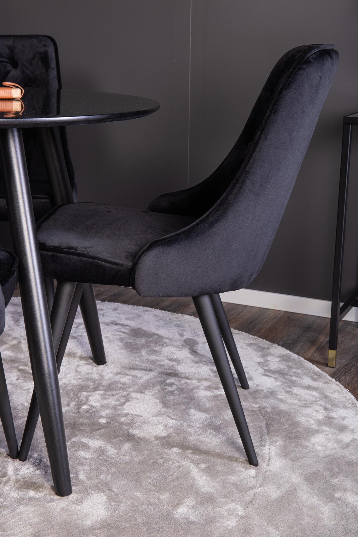 Esszimmer Set Plaza von Venture Home: Esstisch mit MDF-Platte und Stahlgestell in Grau schwarz, dazu vier gepolsterte Velvet Deluxe Stühle.