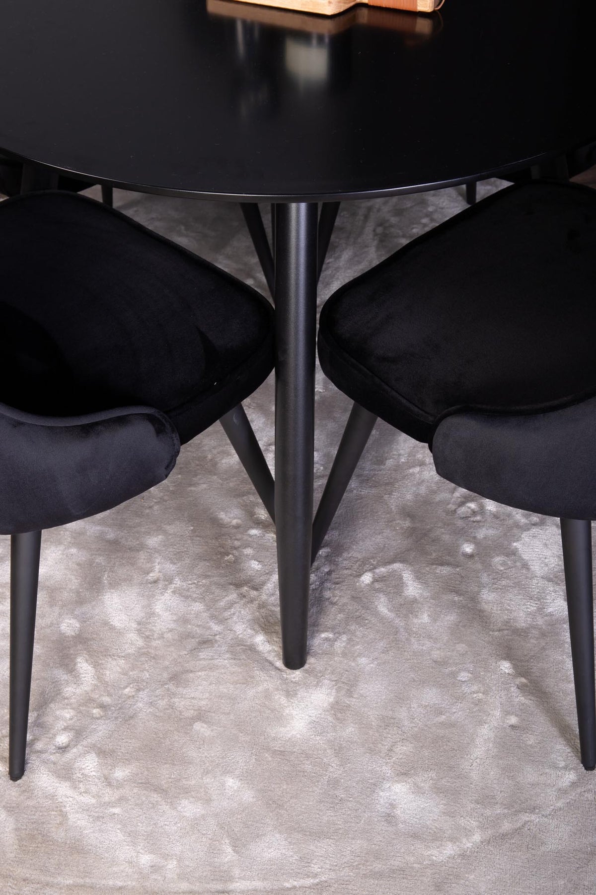 Esszimmer Set Plaza von Venture Home: Esstisch mit MDF-Platte und Stahlgestell in Grau schwarz, dazu vier gepolsterte Velvet Deluxe Stühle.