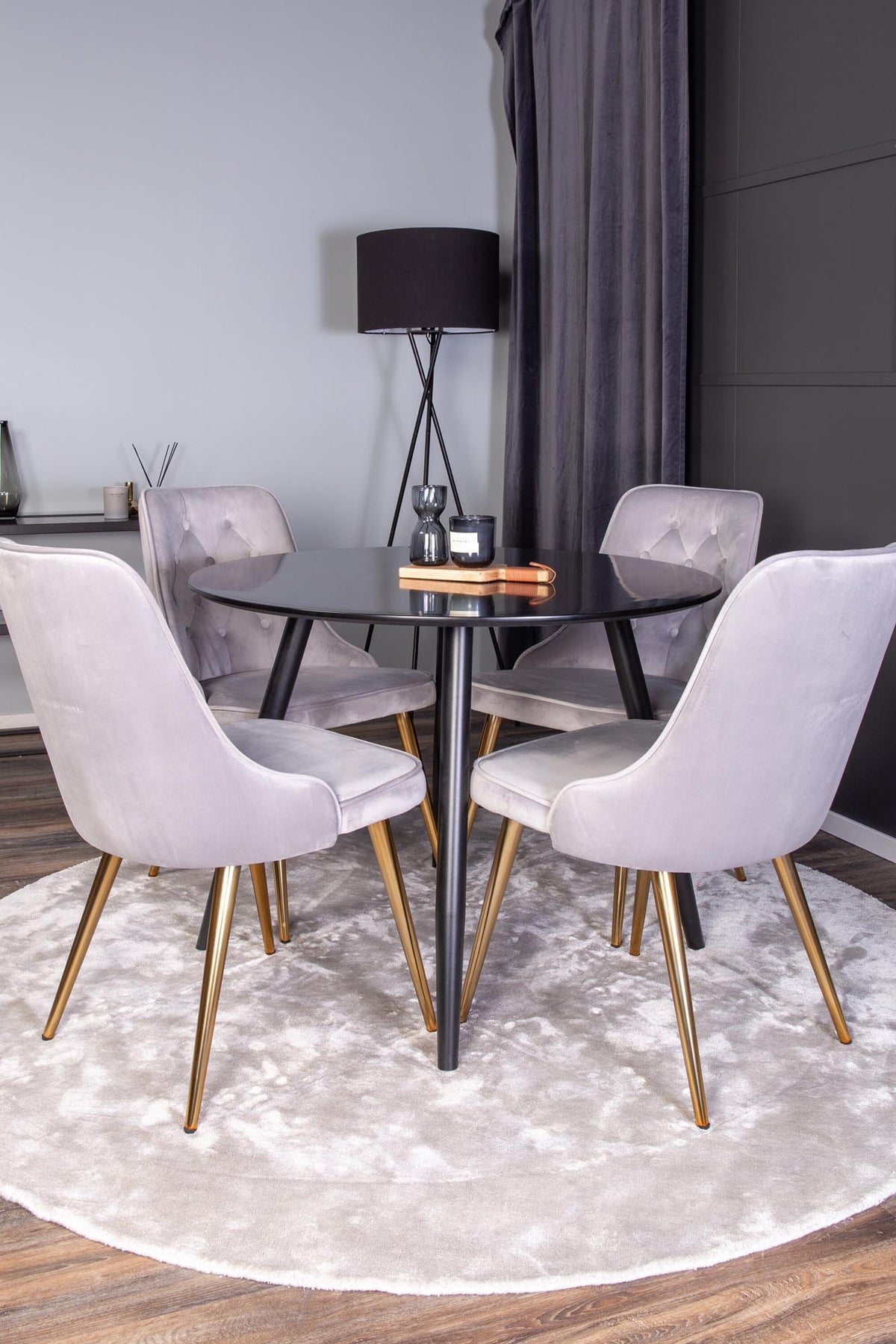 Esszimmer Set Plaza von Venture Home: Esstisch mit MDF-Platte und Stahlgestell in Grau schwarz, dazu vier gepolsterte Velvet Deluxe Stühle.