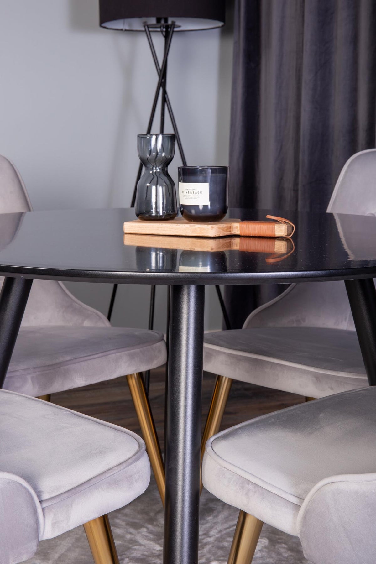 Esszimmer Set Plaza von Venture Home: Esstisch mit MDF-Platte und Stahlgestell in Grau schwarz, dazu vier gepolsterte Velvet Deluxe Stühle.