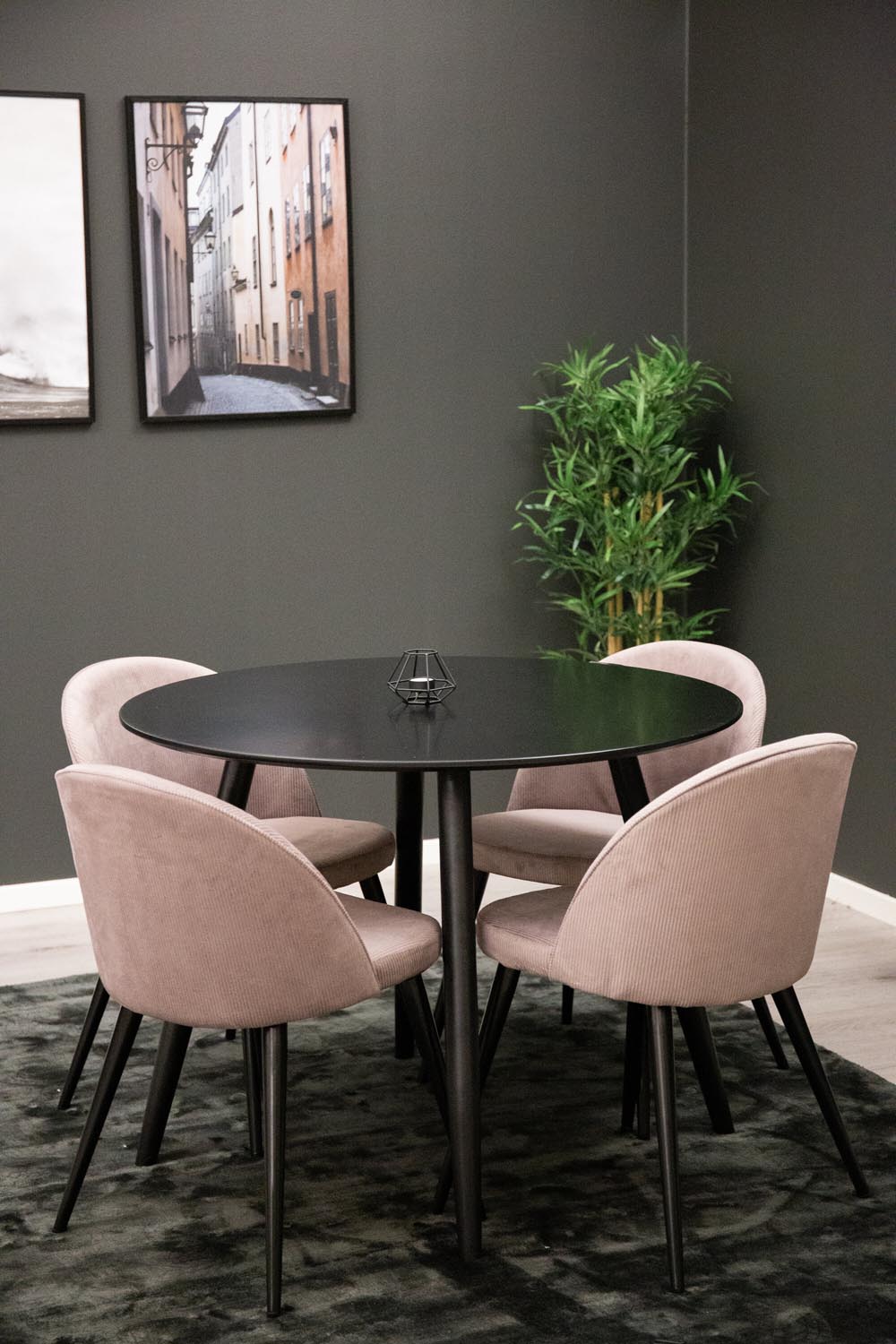 Esszimmer Set Plaza mit Stuhl Velvet von Venture Home: Esstisch aus MDF mit Stahlgestell in Schwarz, dazu vier gepolsterte Stühle.
