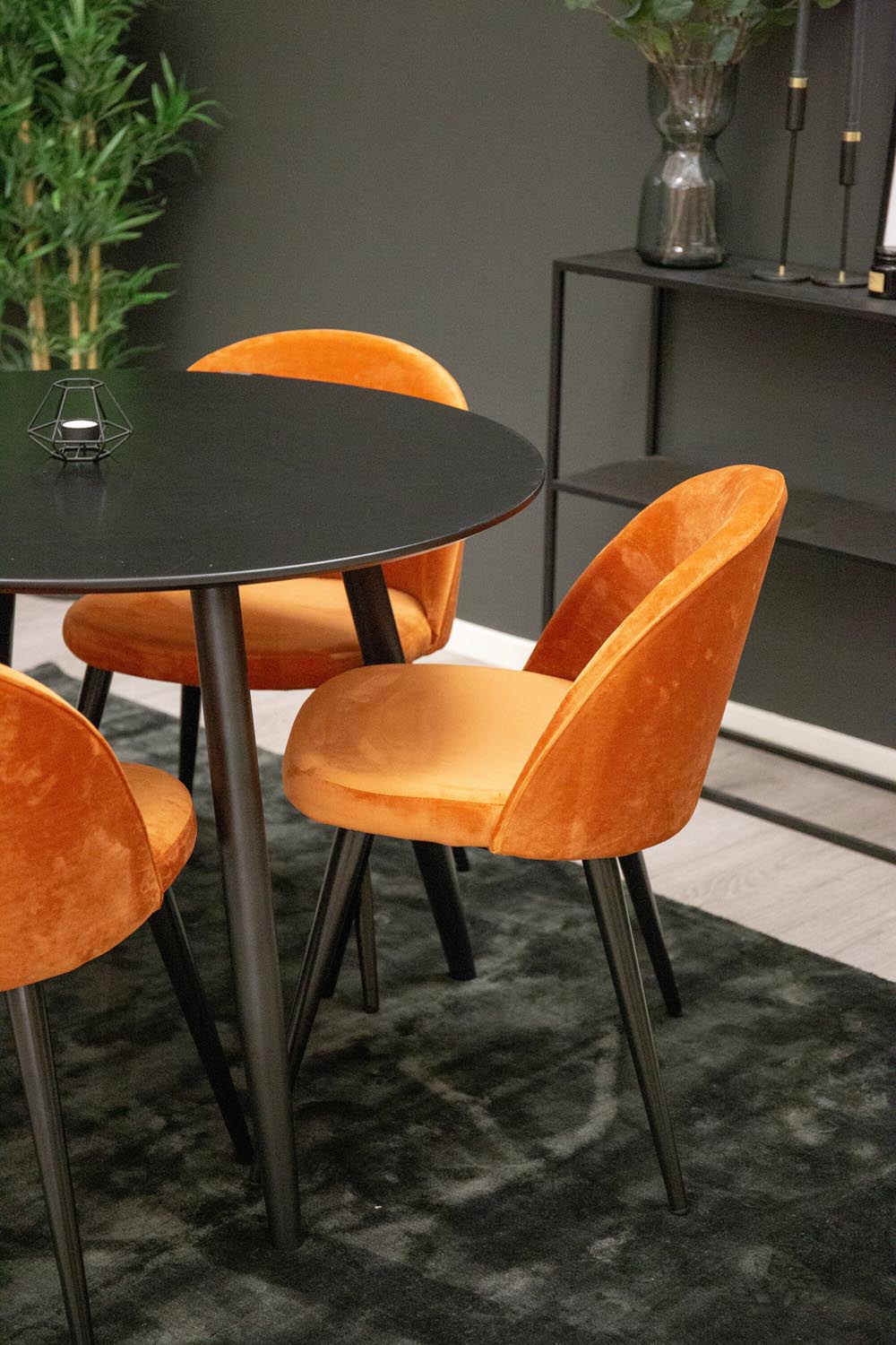 Esszimmer Set Plaza mit Stuhl Velvet von Venture Home: Esstisch aus MDF mit Stahlgestell in Schwarz, dazu vier gepolsterte Stühle.
