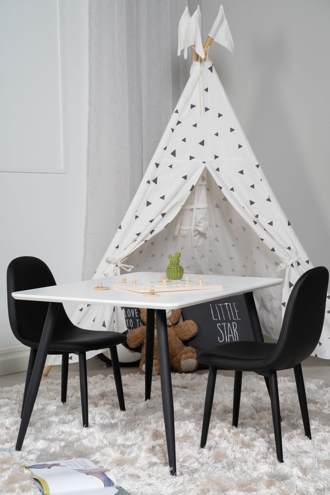 Esszimmer Set Polar mit Stuhl Polar in Weiss schwarz präsentiert im Onlineshop von KAQTU Design AG. Esszimmerset ist von Venture Home
