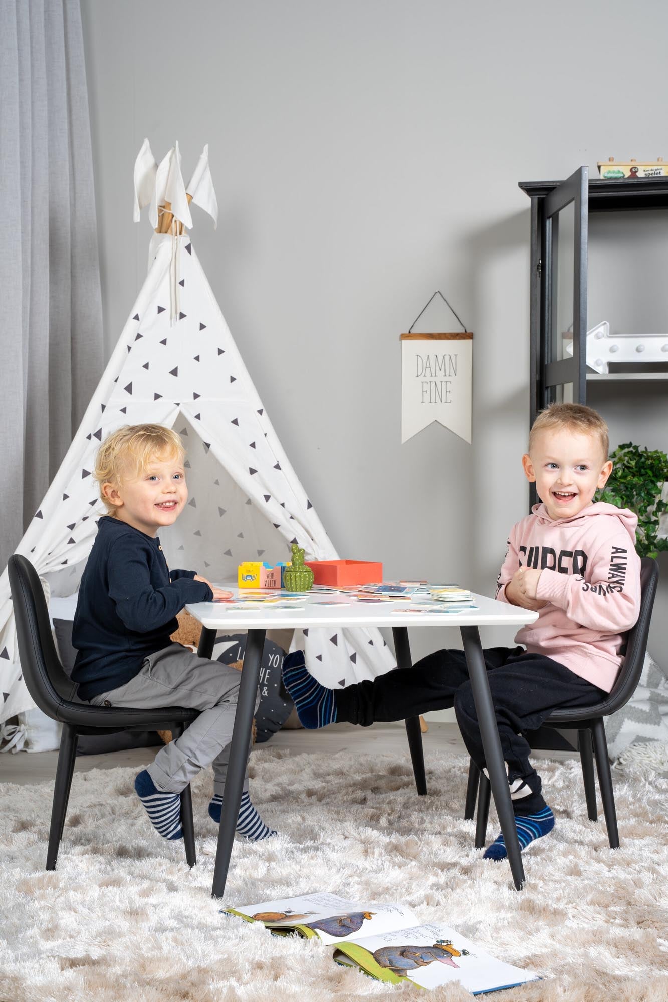 Esszimmer Set Polar mit Stuhl Polar in Weiss schwarz präsentiert im Onlineshop von KAQTU Design AG. Esszimmerset ist von Venture Home