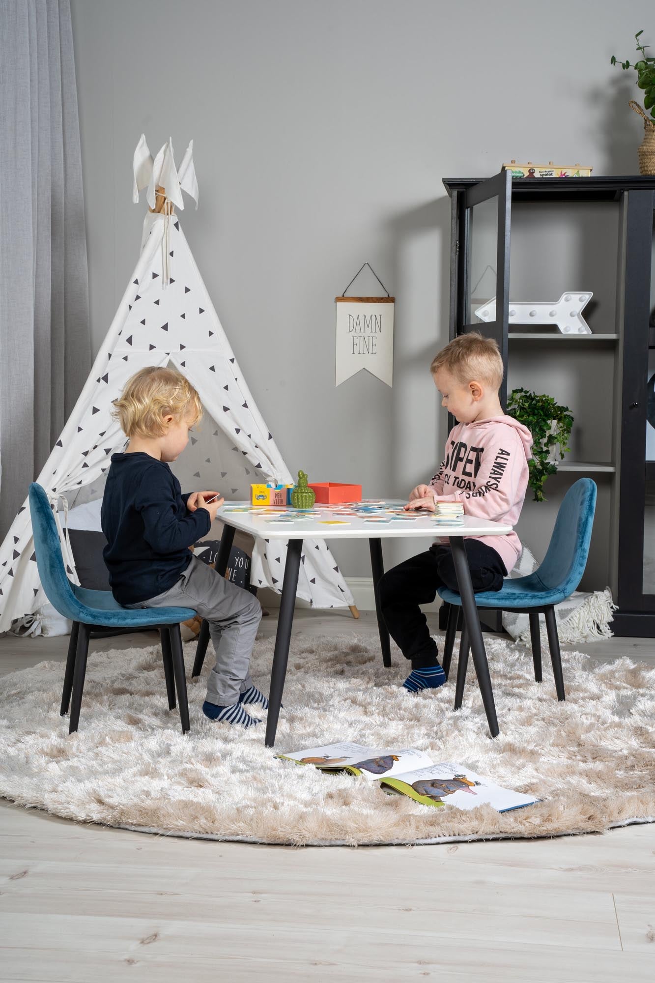 Esszimmer Set Polar mit Stuhl Polar in Weiss/Schwarz/Blau präsentiert im Onlineshop von KAQTU Design AG. Esszimmerset ist von Venture Home