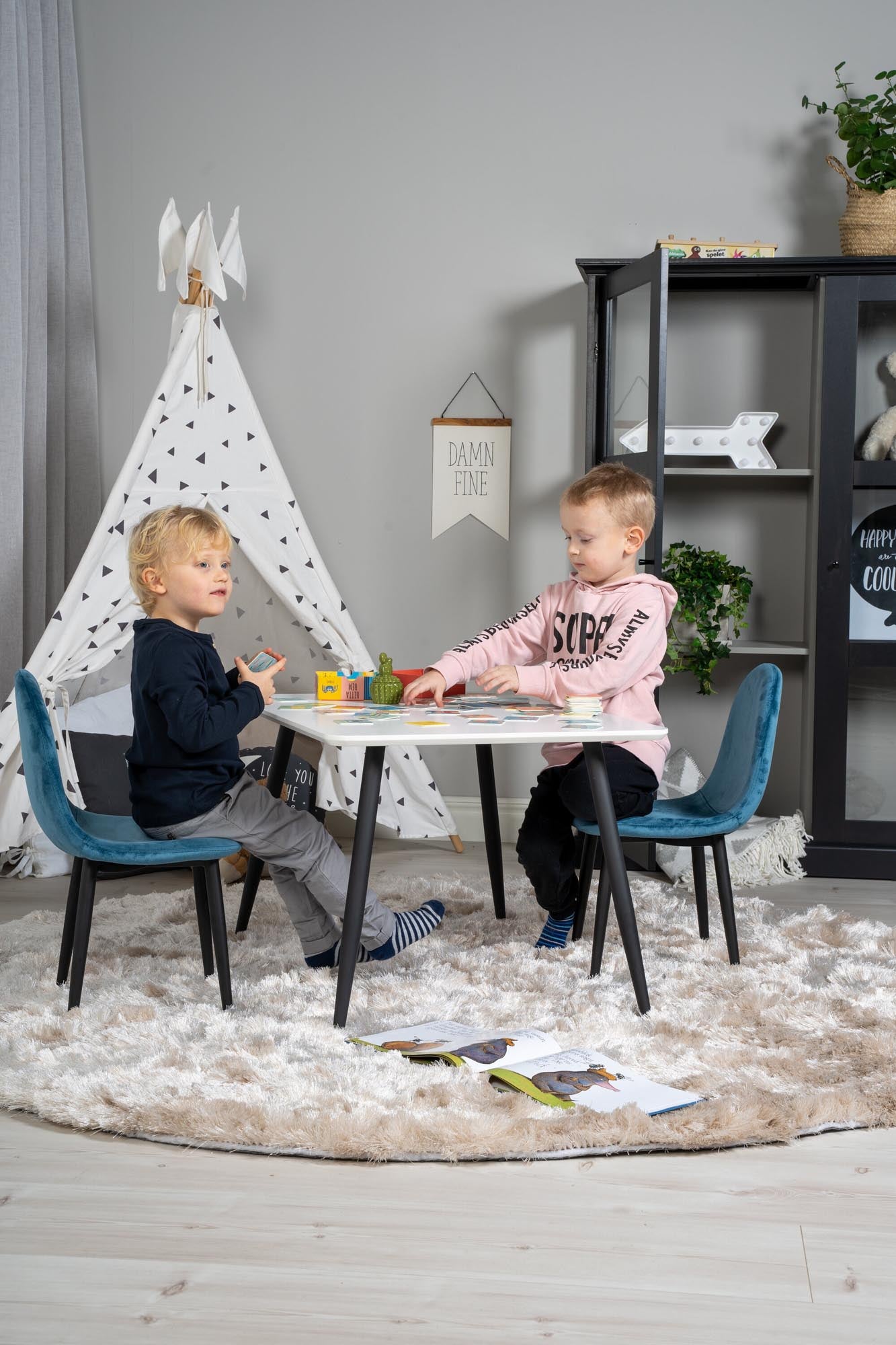 Esszimmer Set Polar mit Stuhl Polar in Weiss/Schwarz/Blau präsentiert im Onlineshop von KAQTU Design AG. Esszimmerset ist von Venture Home