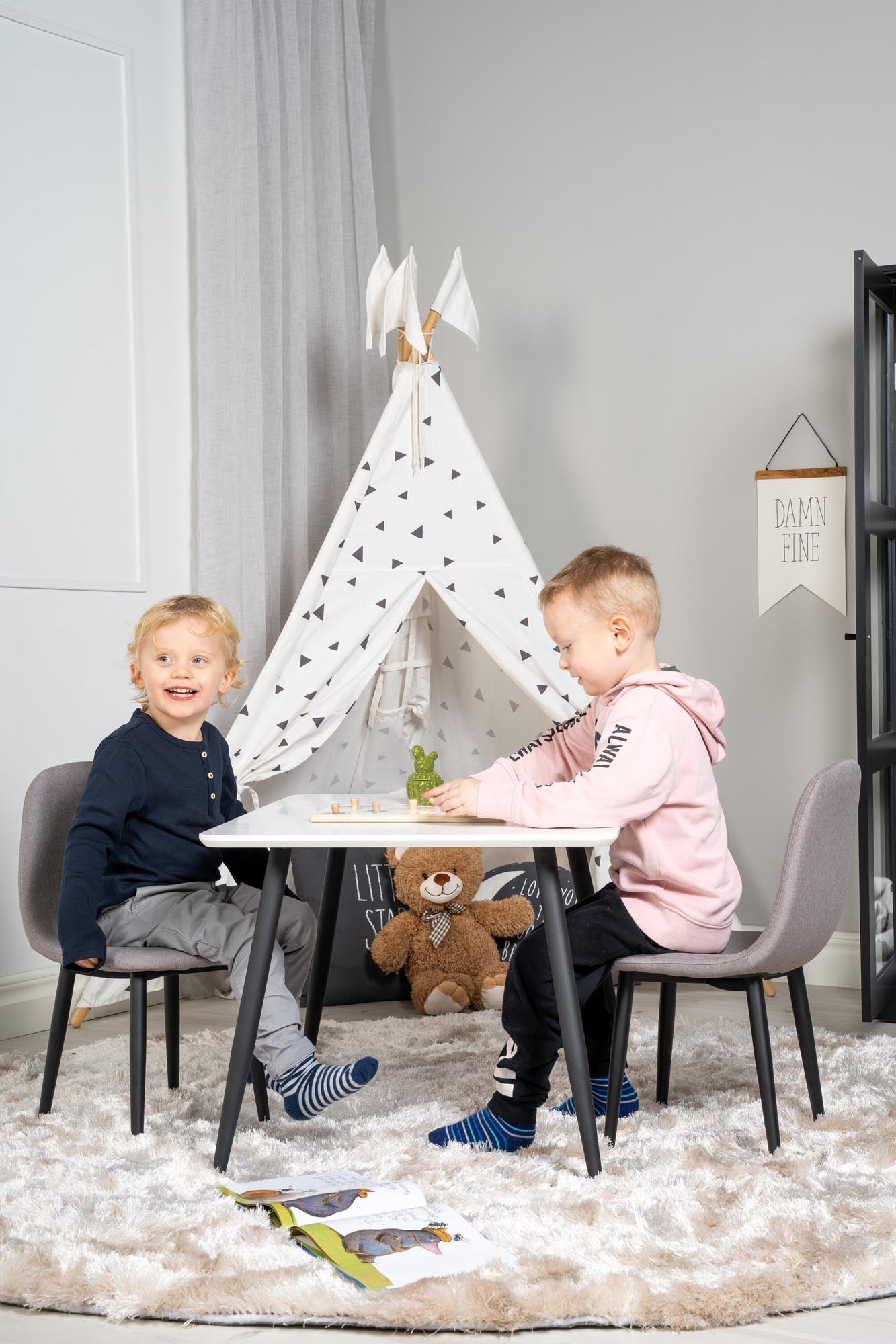 Esszimmer Set Polar mit Stuhl Polar in Weiss/Schwarz/Grau präsentiert im Onlineshop von KAQTU Design AG. Esszimmerset ist von Venture Home