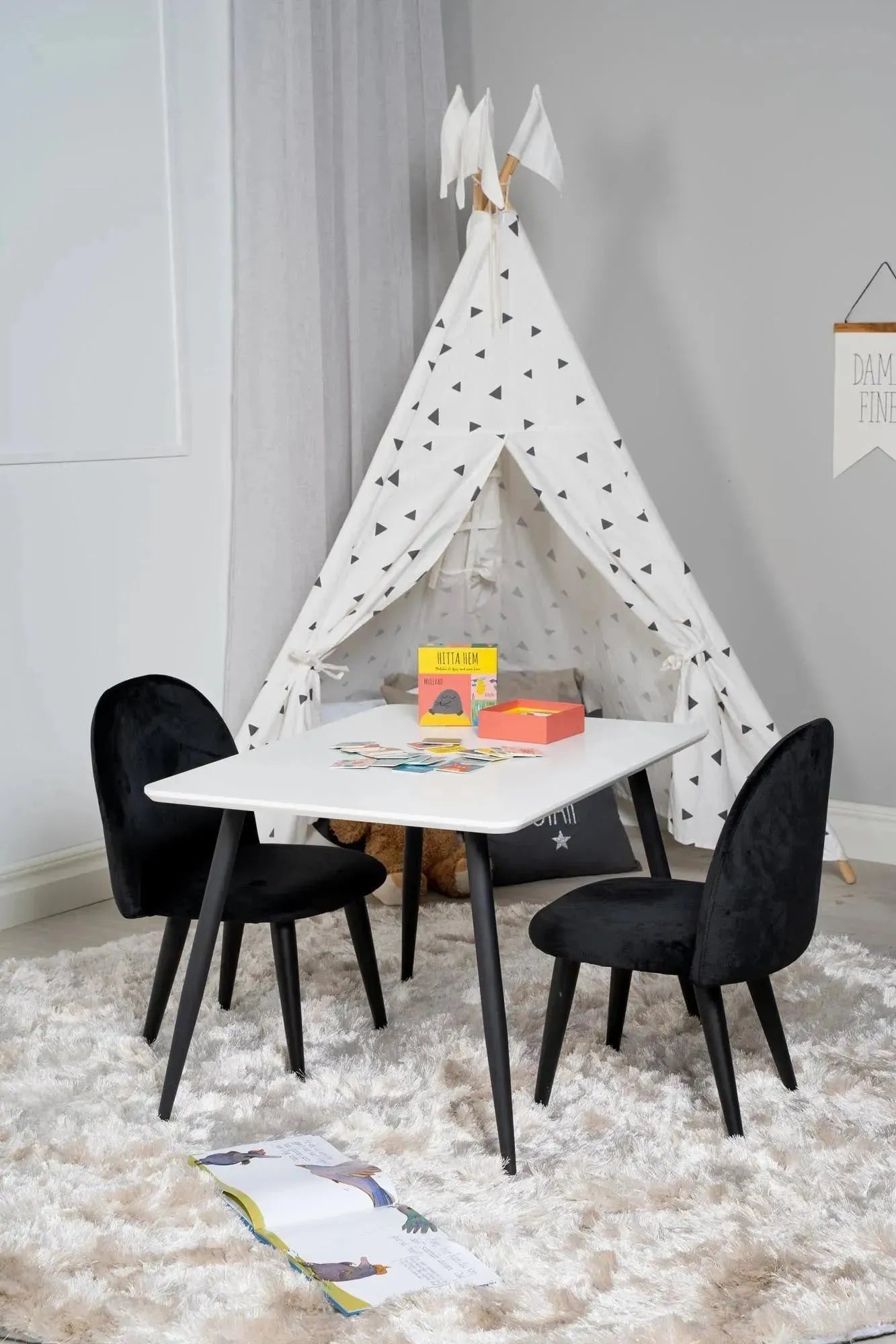 Esszimmer Set Polar mit luxuriösen Velvet-Stühlen von Venture Home.