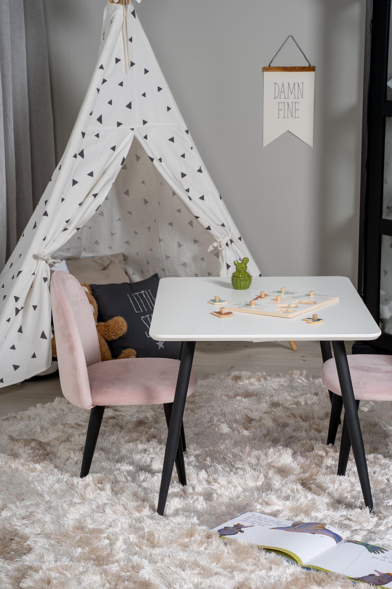 Esszimmer Set Polar mit Stuhl Velvet in Weiss/Schwarz/ Rosa präsentiert im Onlineshop von KAQTU Design AG. Esszimmerset ist von Venture Home