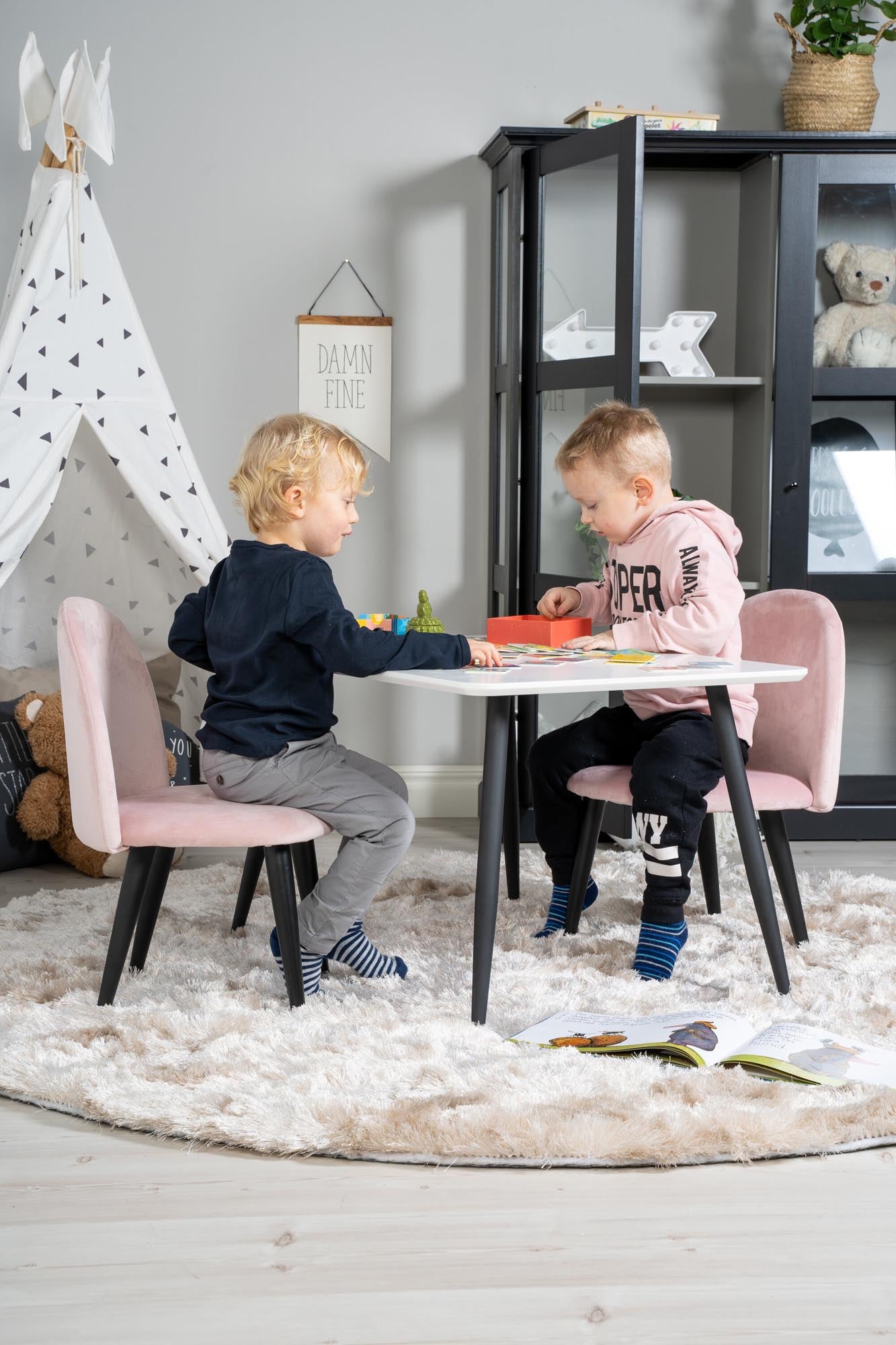 Esszimmer Set Polar mit Stuhl Velvet in Weiss/Schwarz/ Rosa präsentiert im Onlineshop von KAQTU Design AG. Esszimmerset ist von Venture Home