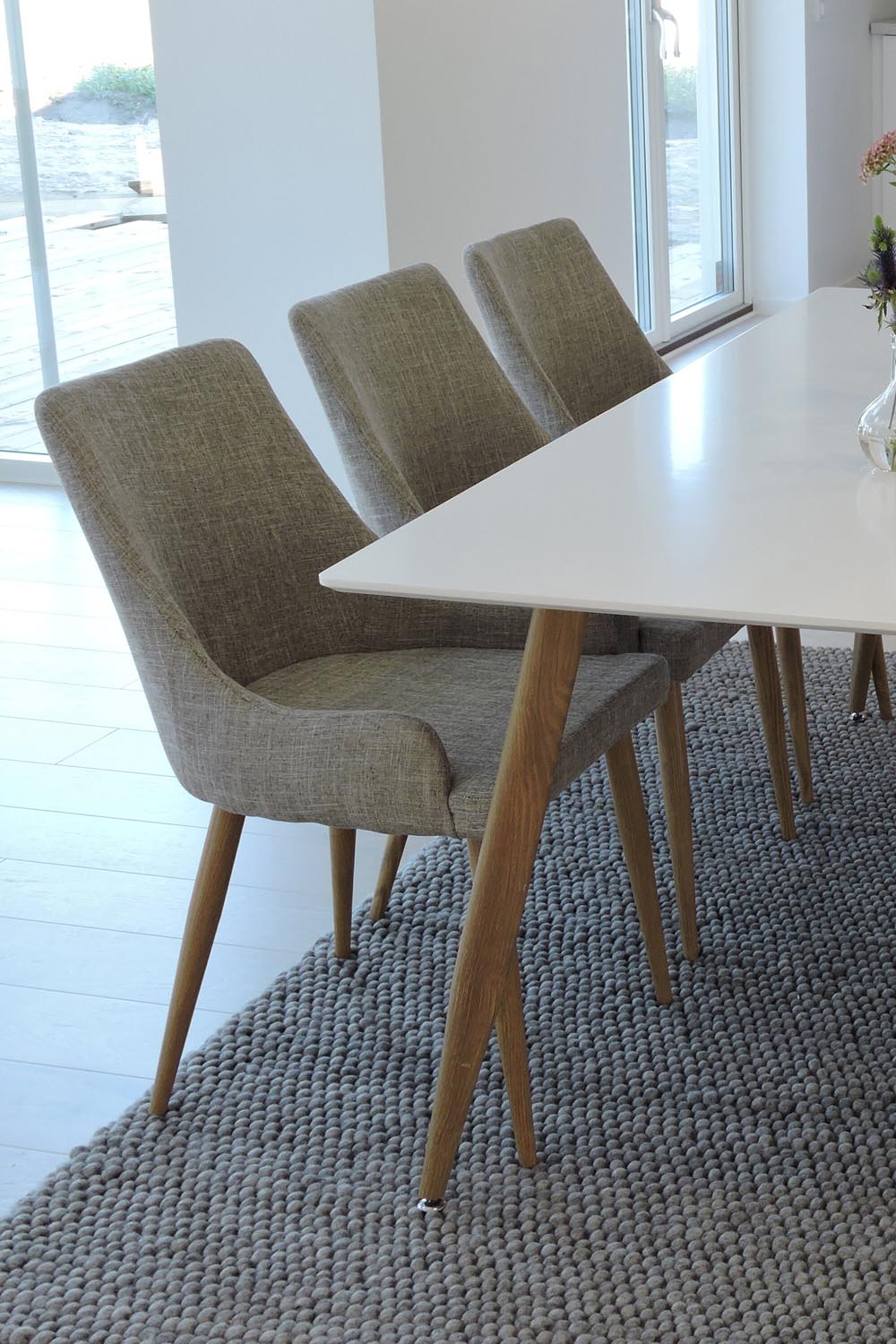 Esszimmer Set Polar mit Stuhl Plaza von Venture Home: Tisch und sechs Stühle aus MDF und Stahl in Weiss, Grau und Natur.