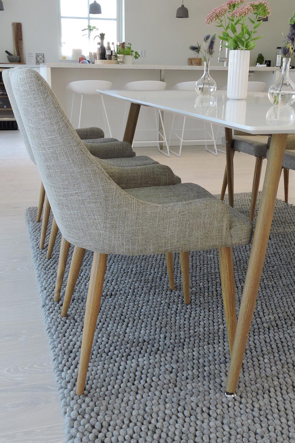 Esszimmer Set Polar mit Stuhl Plaza von Venture Home: Tisch und sechs Stühle aus MDF und Stahl in Weiss, Grau und Natur.