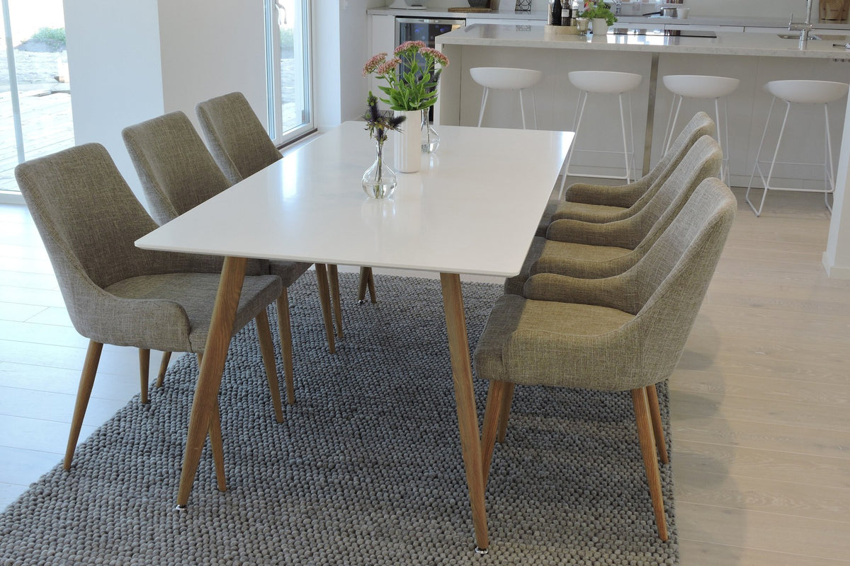 Esszimmer Set Polar mit Stuhl Plaza von Venture Home: Tisch und sechs Stühle aus MDF und Stahl in Weiss, Grau und Natur.