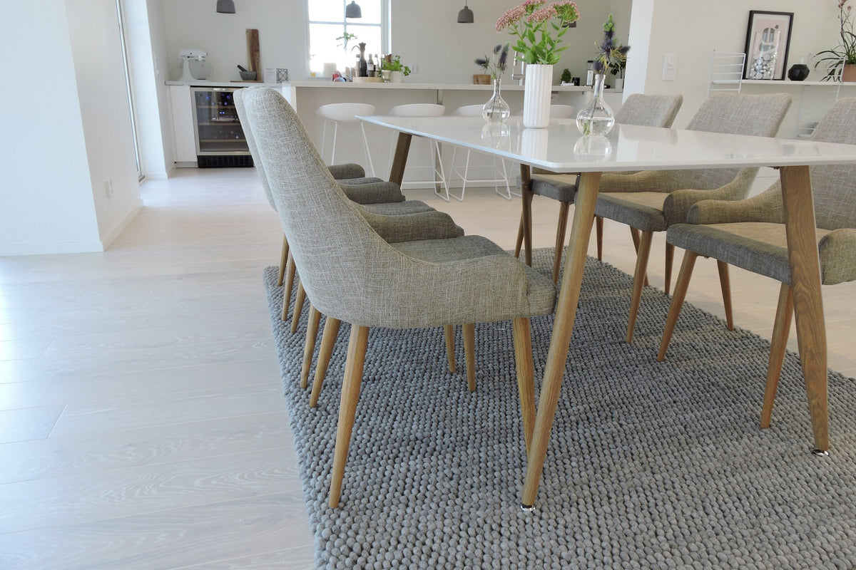 Esszimmer Set Polar mit Stuhl Plaza von Venture Home: Tisch und sechs Stühle aus MDF und Stahl in Weiss, Grau und Natur.