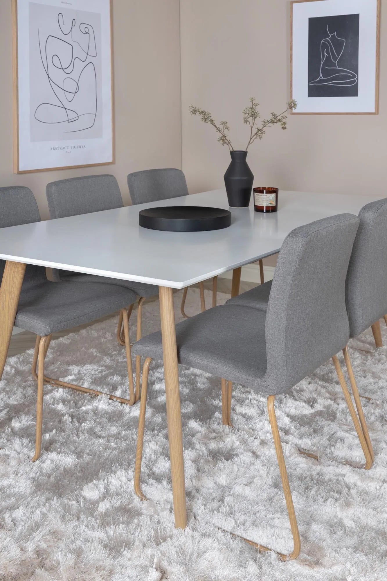 Modernes Esszimmer Set Polar mit Mace Stühlen von Venture Home.