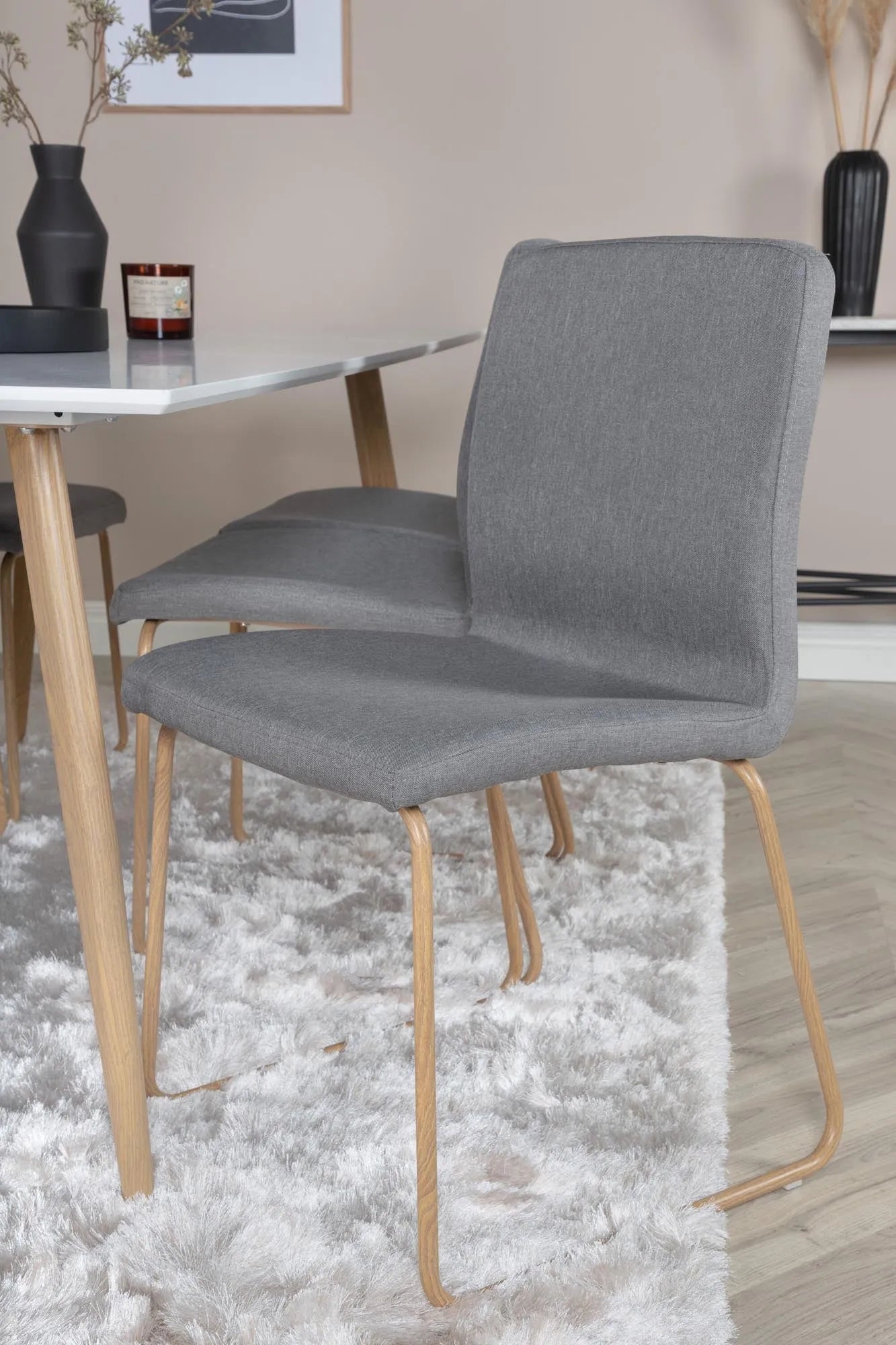 Elegantes Esszimmer Set Polar mit Mace Stühlen von Venture Home.