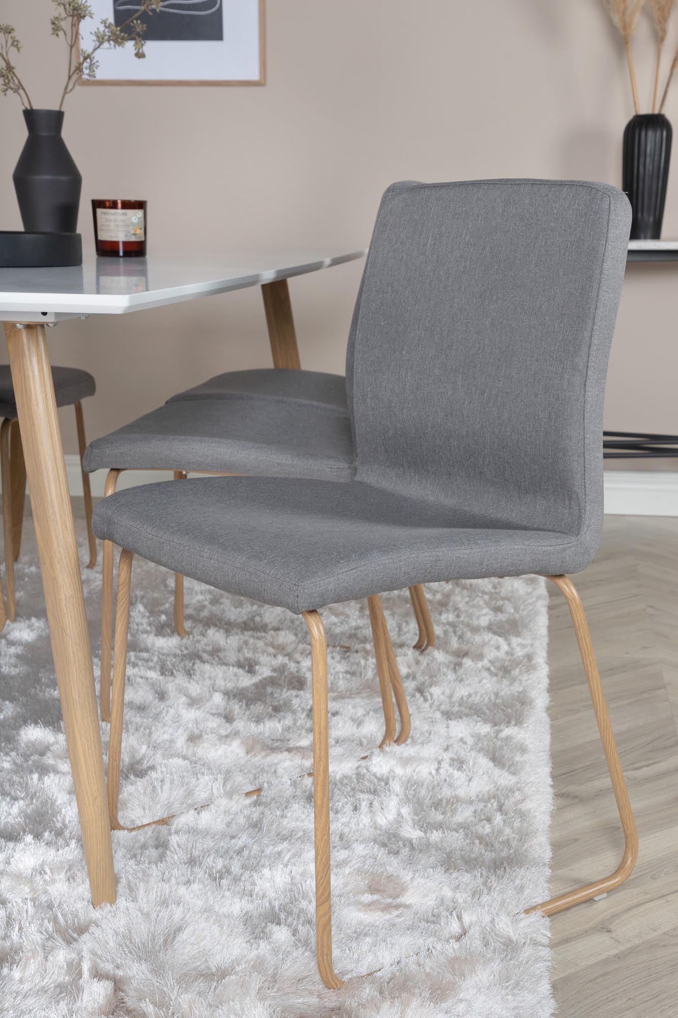 Elegantes Esszimmer Set Polar mit Mace Stühlen von Venture Home.