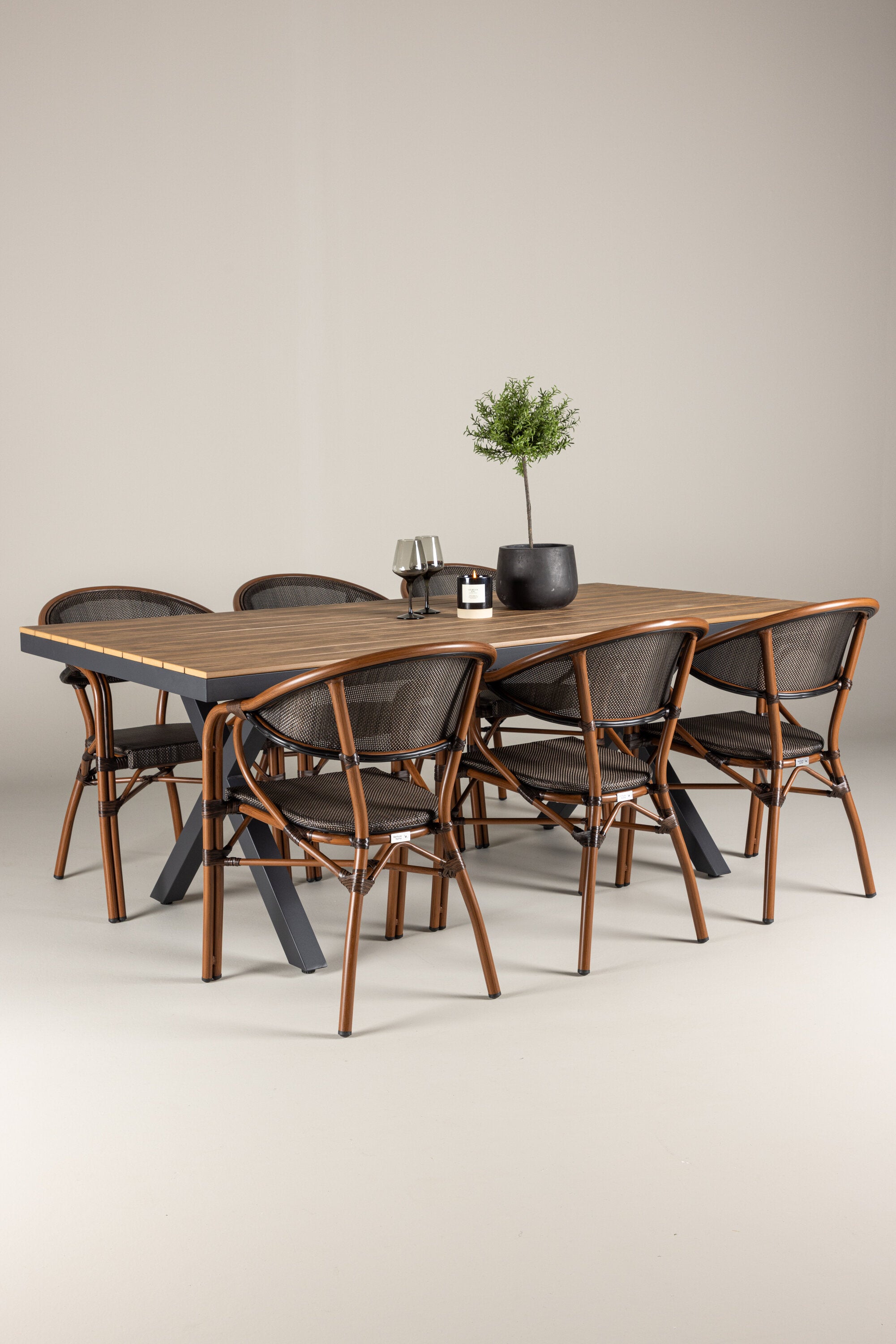 Garcia Gartentisch Set + Vila Real in Schwarz/Schwarz/Braun präsentiert im Onlineshop von KAQTU Design AG. Gartentischset ist von Venture Home