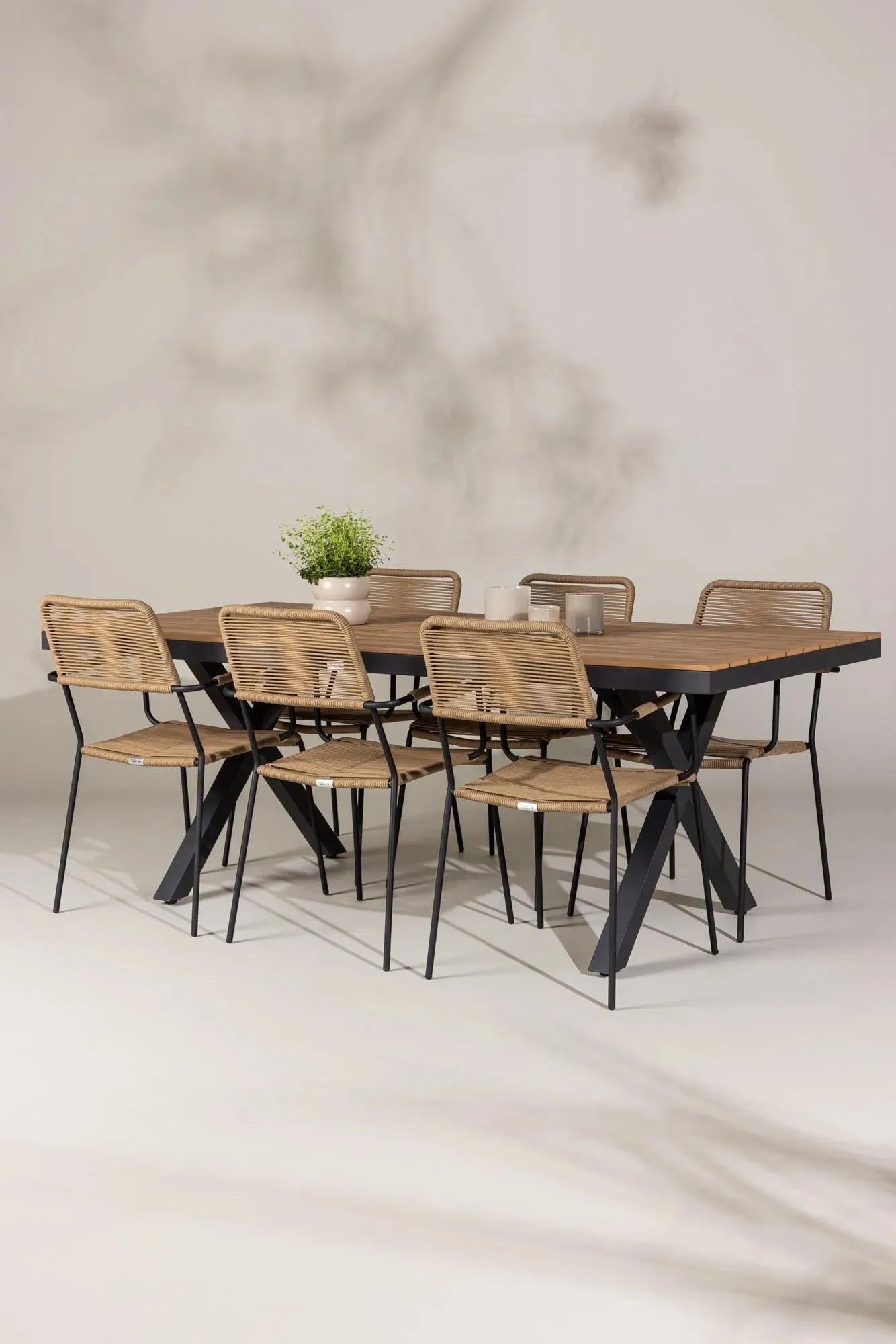 Elegantes Gartenset mit robustem Tisch und bequemen Stühlen, ideal für stilvolle Outdoor-Momente.