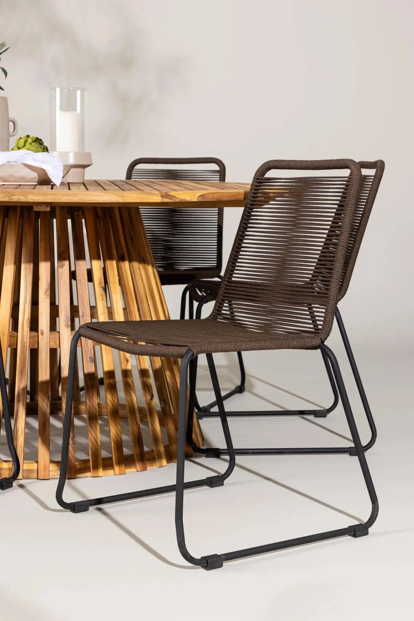 Elegantes Tucumán Esszimmer Set: Runder Tisch mit 6 Lindos-Stühlen.