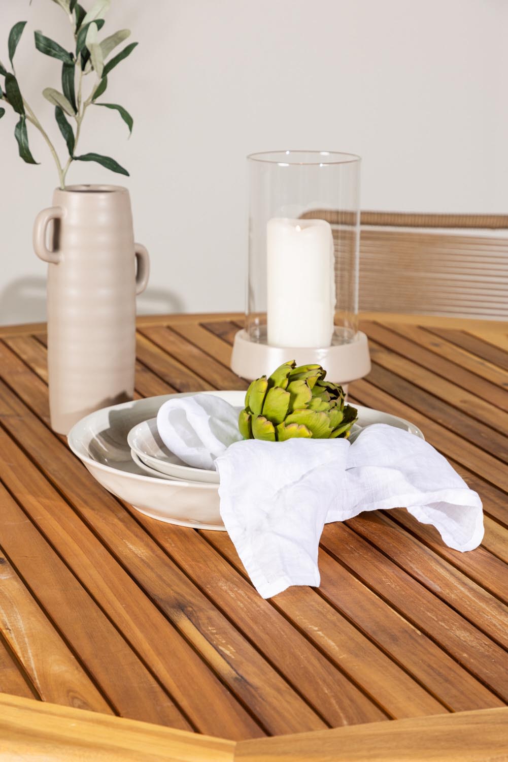 Tucumán Gartentisch Set rund + 6 x Lindos in Natur/Schwarz/Latte präsentiert im Onlineshop von KAQTU Design AG. Gartentischset ist von Venture Home