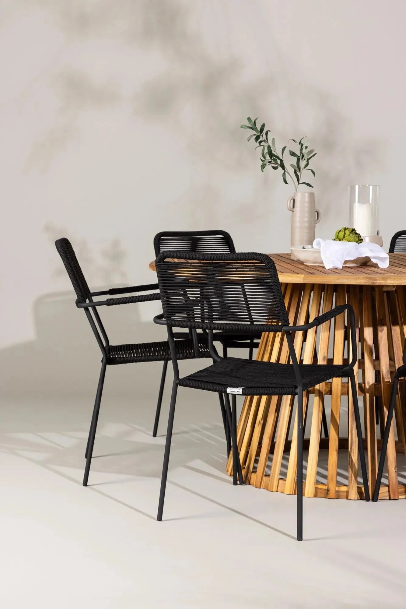 Rundes Tucumán Set mit 6 Lindos-Stühlen für modernes Esszimmer.