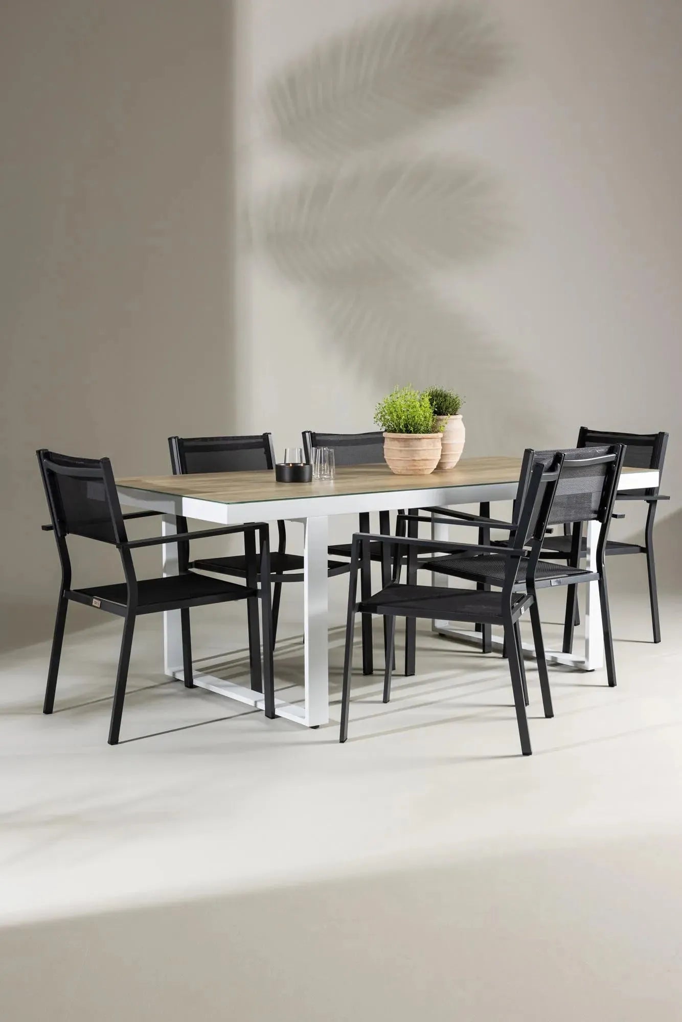 Elegantes Merlo Gartentisch Set mit Copacabana Stühlen von Venture Home, ideal für stilvolle Gartenmomente.