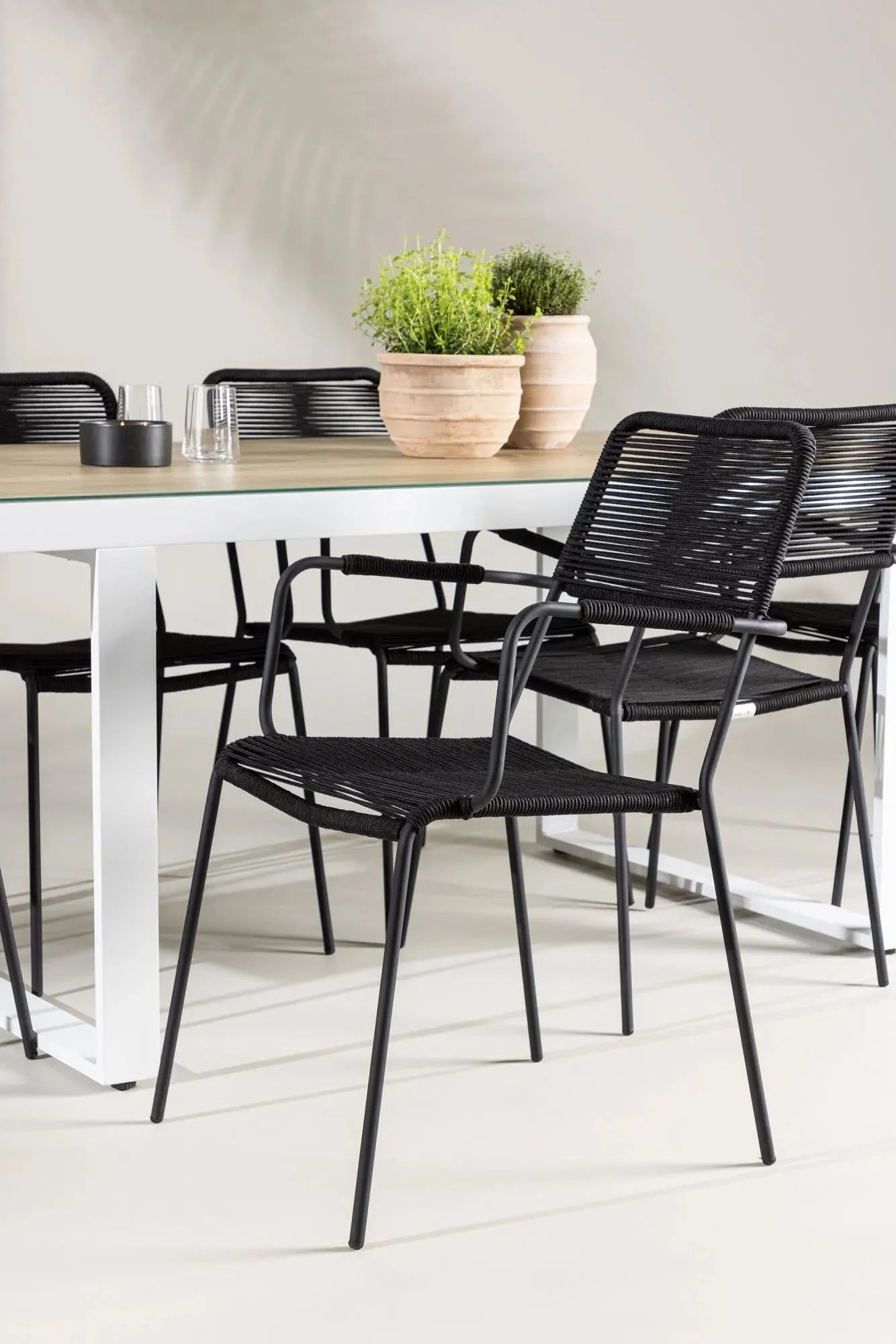 Elegantes Merlo Gartentisch-Set mit Lindos-Stühlen von Venture Home, ideal für stilvolle Outdoor-Bereiche.