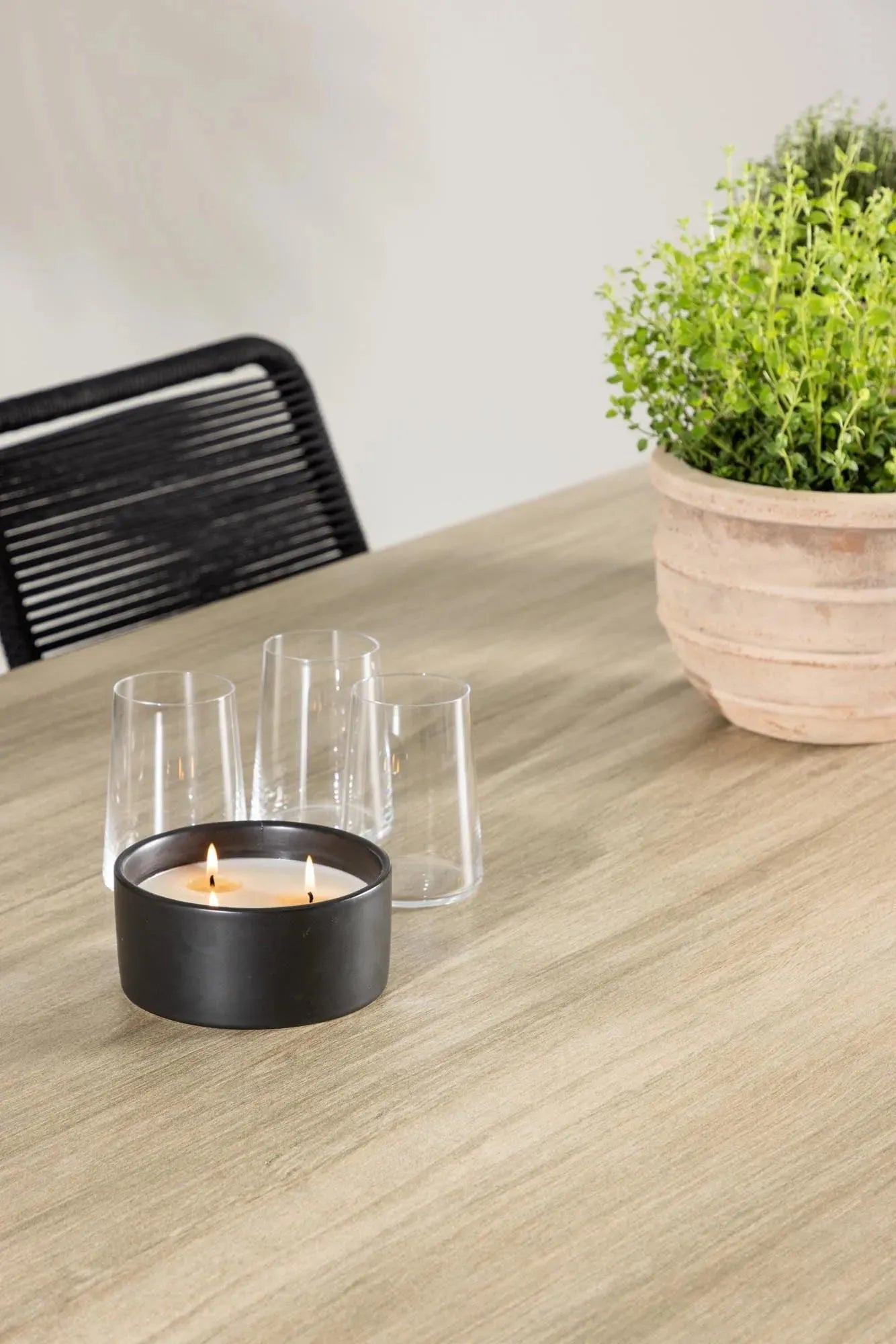 Stilvolles Merlo Gartentisch-Set mit Lindos-Stühlen von Venture Home, perfekt für moderne Außenbereiche und Garten.