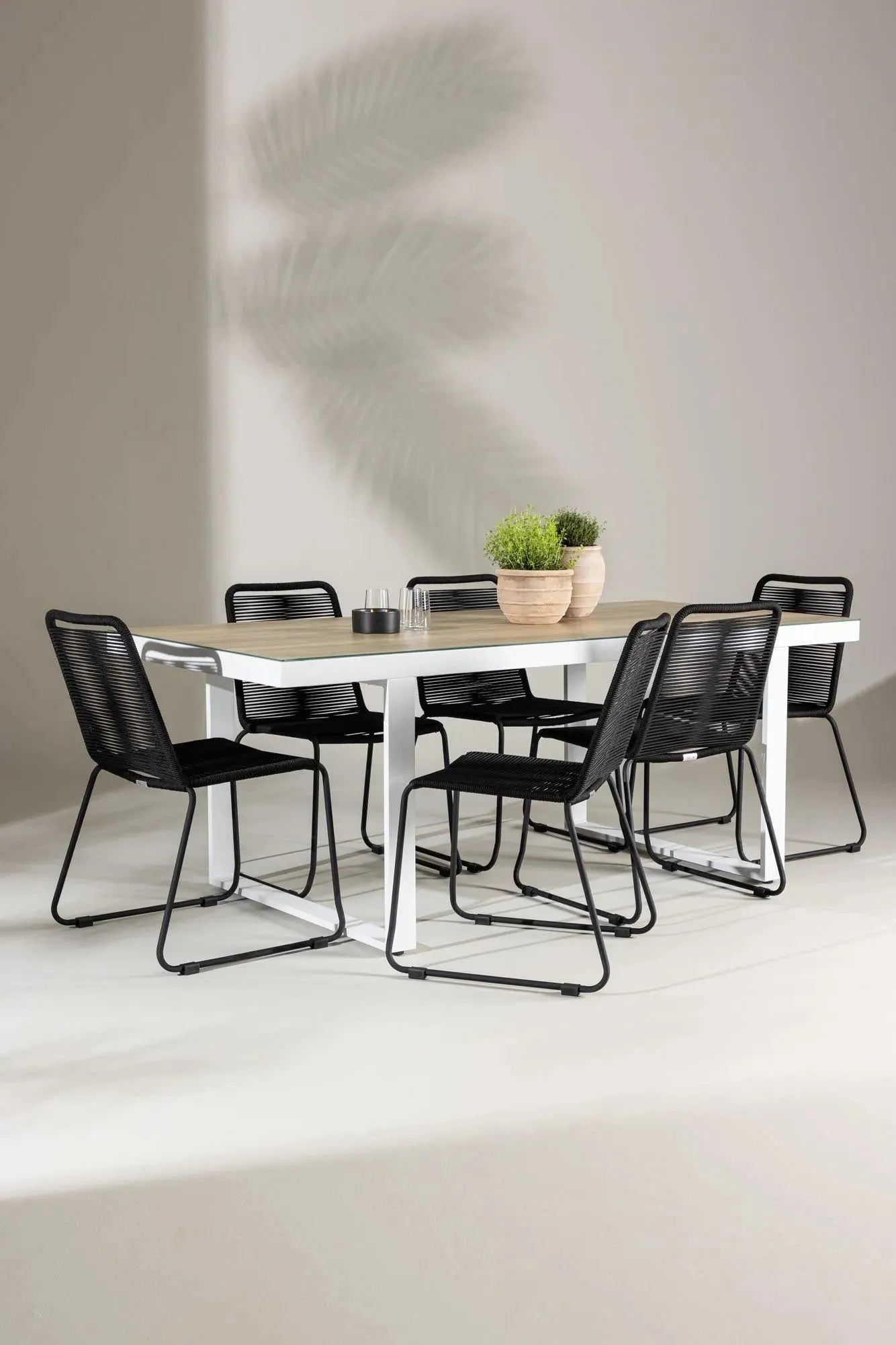 Stilvolles Merlo Gartentisch-Set mit Lindos-Stühlen von Venture Home, perfekt für moderne Gärten und Terrassen.